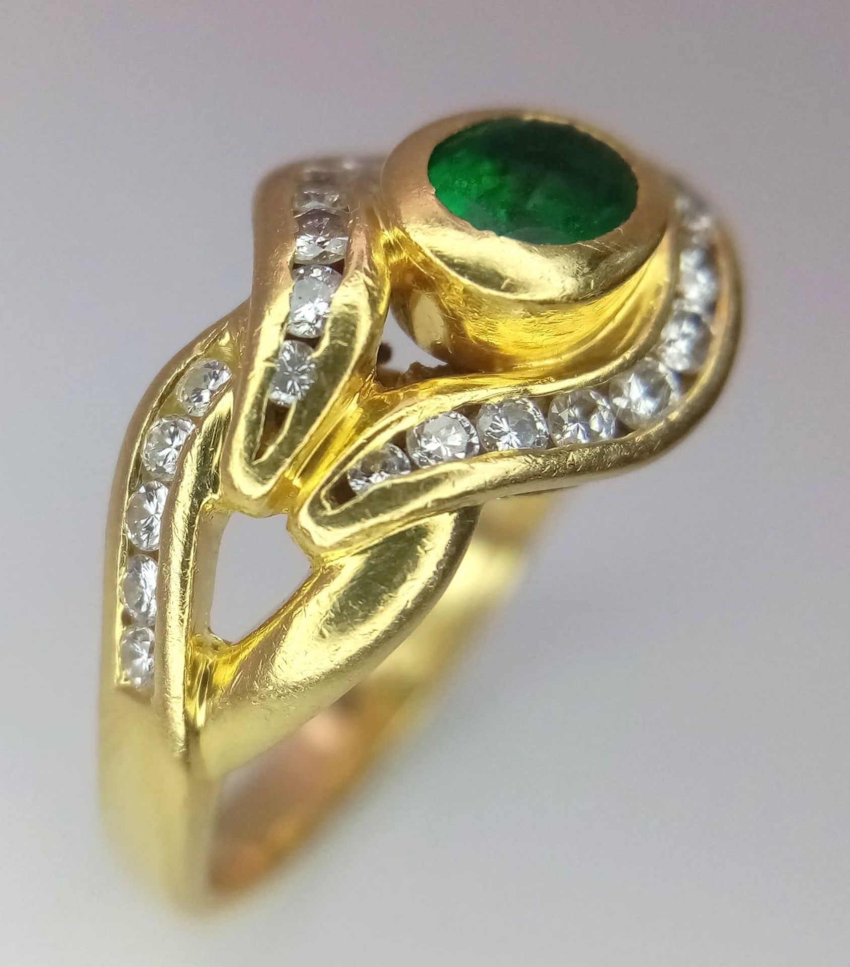 An 18K Yellow Gold Emerald and Diamond Ring. Central oval emerald eye with beautiful diamond lids! - Bild 2 aus 8