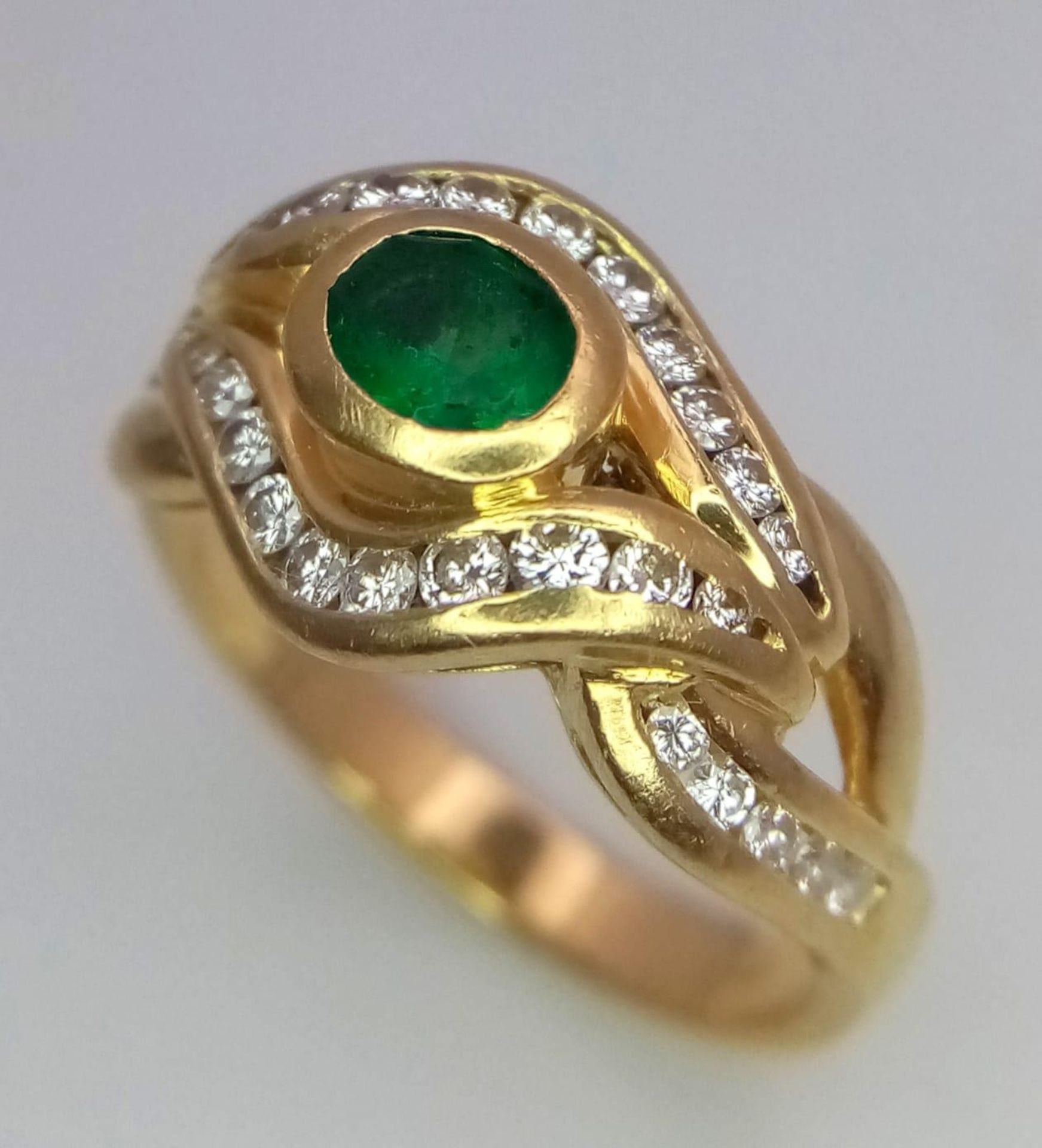An 18K Yellow Gold Emerald and Diamond Ring. Central oval emerald eye with beautiful diamond lids! - Bild 3 aus 8