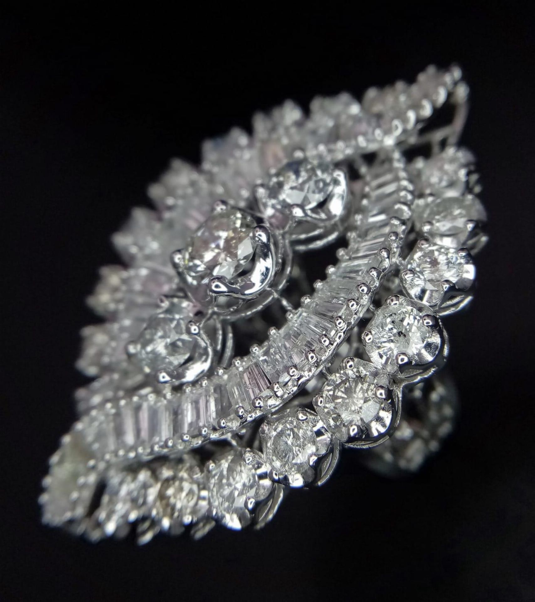 An 18K White Gold Diamond Dress Ring. This 'all seeing' diamond masterpiece begins with three - Bild 2 aus 7