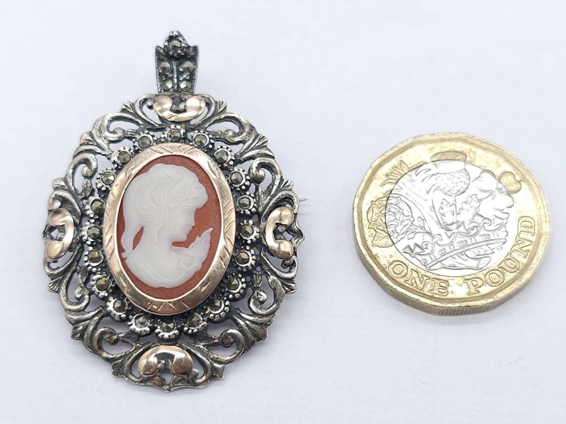 An Antique Silver and Rose Gold Decorative Cameo Brooch. Central small cameo with a rose gold halo - Bild 7 aus 8