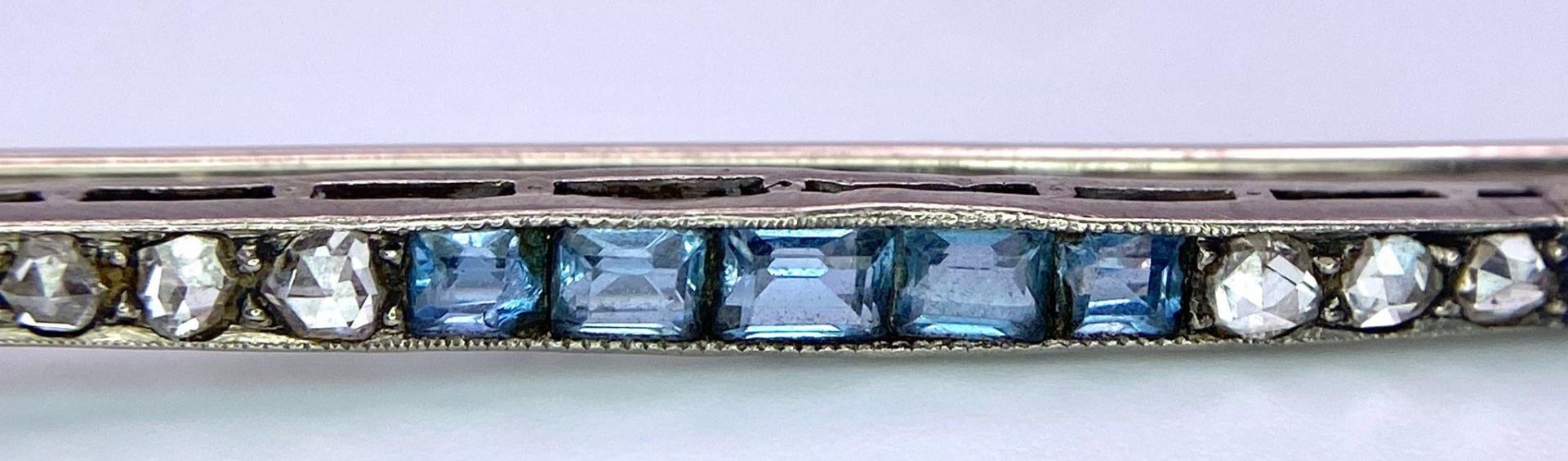 An 18kt White Gold Brooch set with Topaz, Diamond & Aquamarine Stones. Comes in used condition, - Bild 3 aus 4