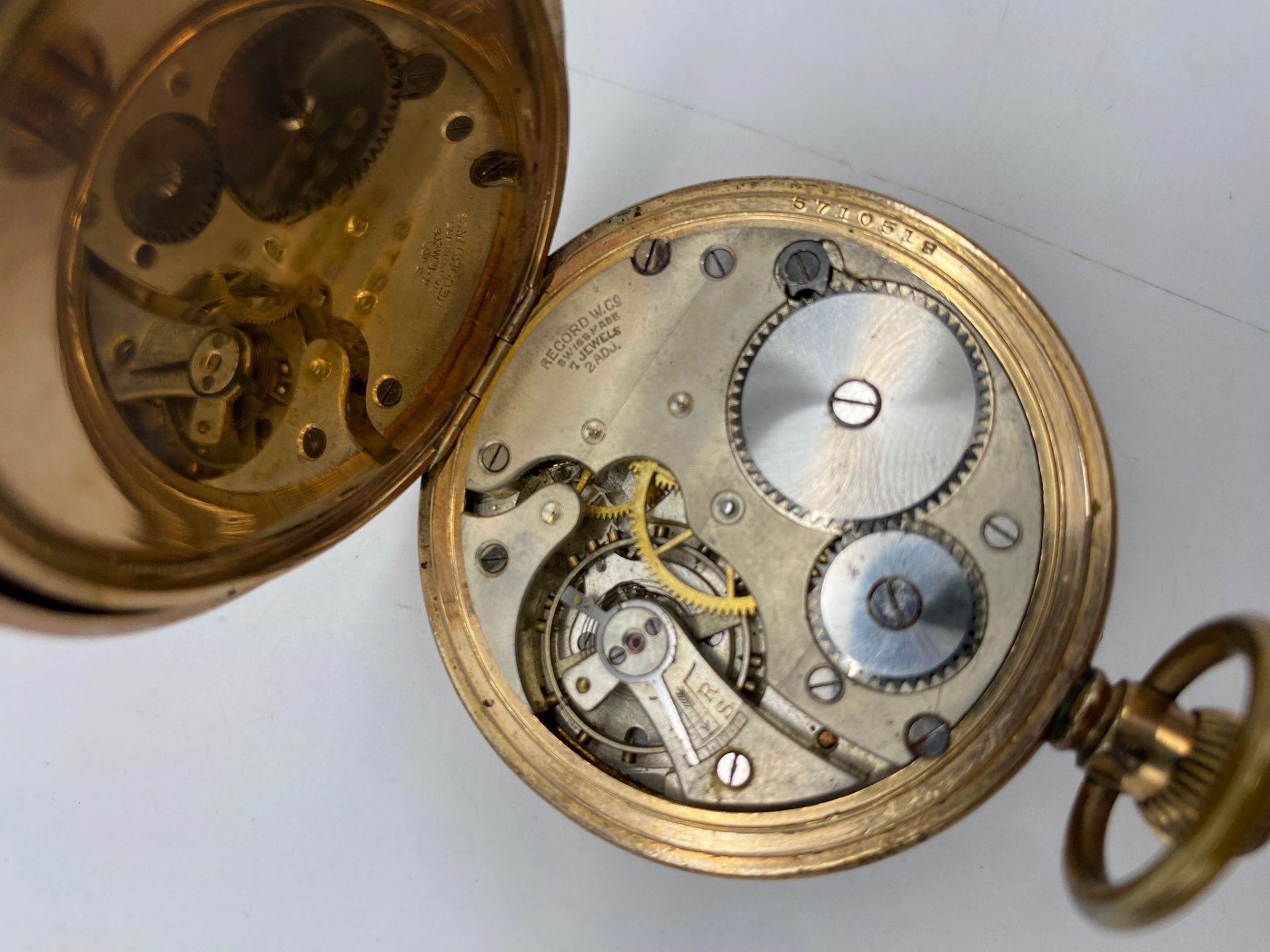 An Antique Gold Plated Record Watch Company Pocket Watch. 7 jewels. Top Winder. White dial with - Bild 7 aus 9