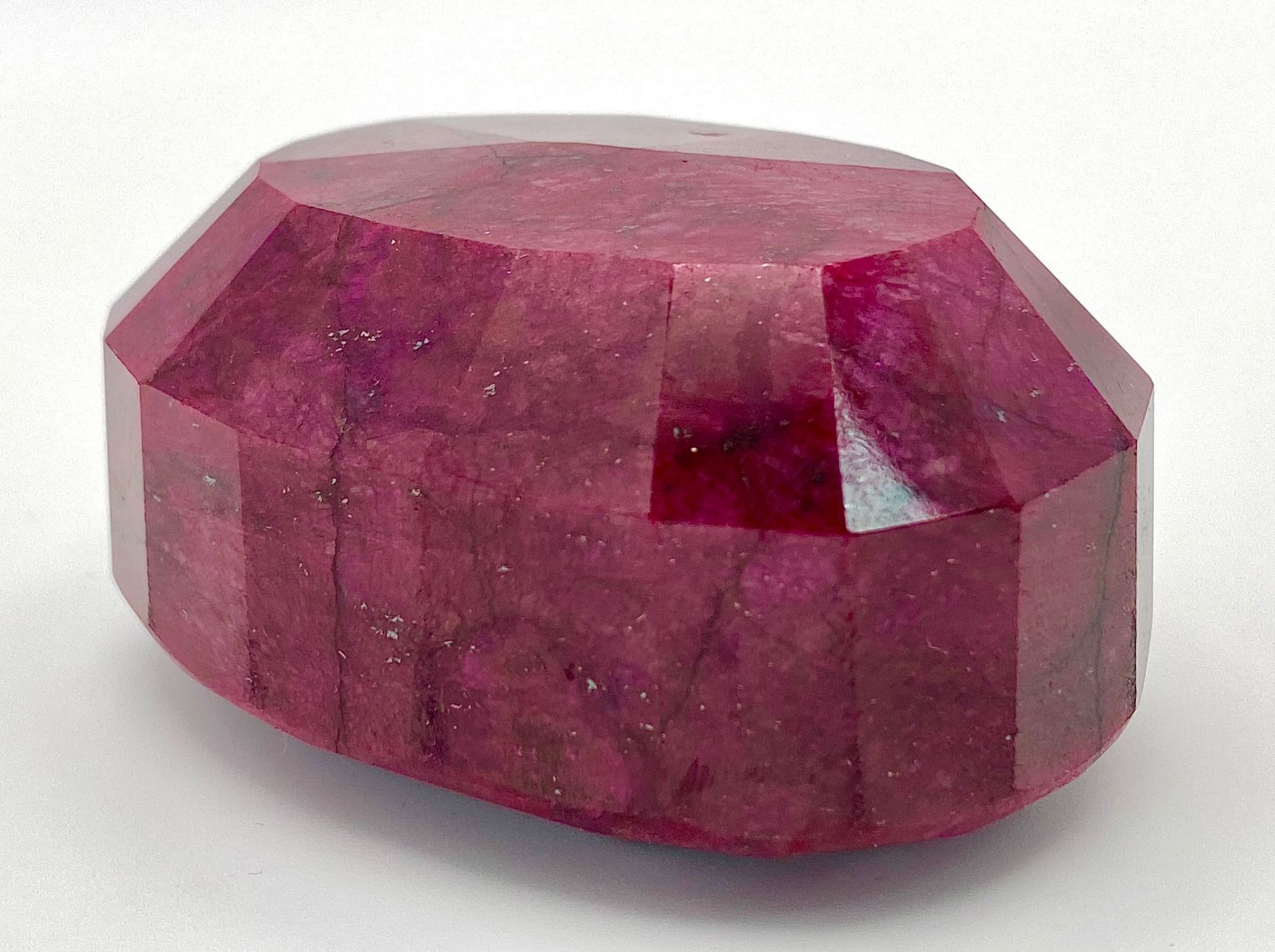 A Large 800ct Ruby - Oval cut and heat treated. No certificate so as found. 6.5 x 4.5cm. - Bild 3 aus 4