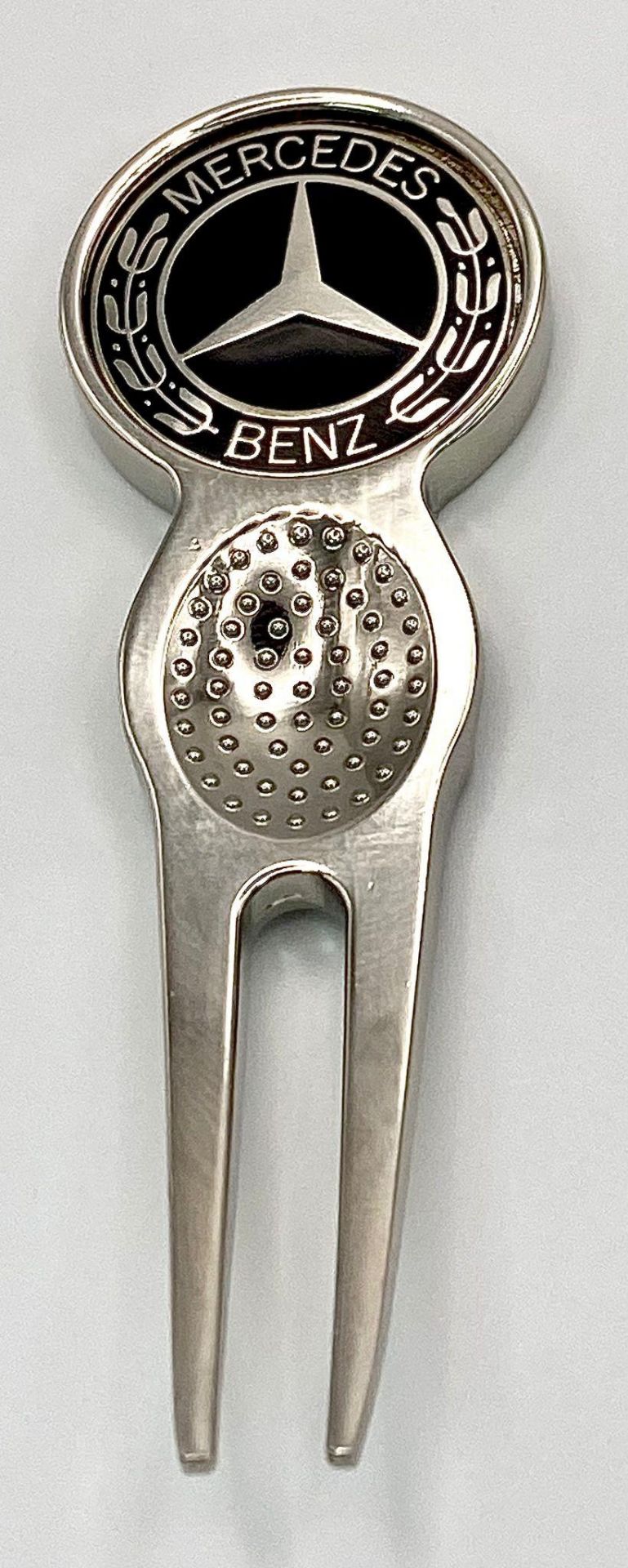 A Mercedes Benz Branded Putting Divot Tool. Detachable ball marker. 8cm. As new. - Bild 2 aus 3