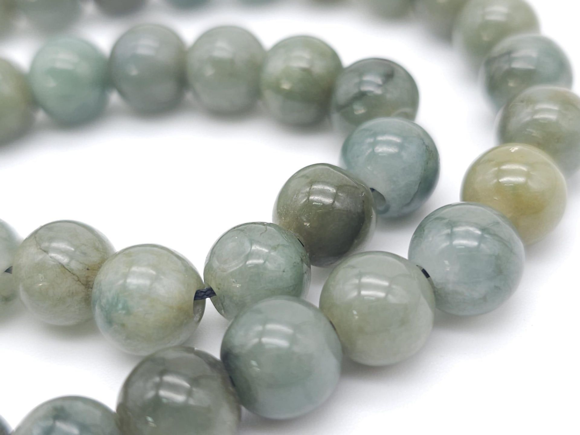 A Jade Beaded Necklace with a 925 Silver Vintage Clasp. Measuring 44cm in length with a total weight - Bild 2 aus 5