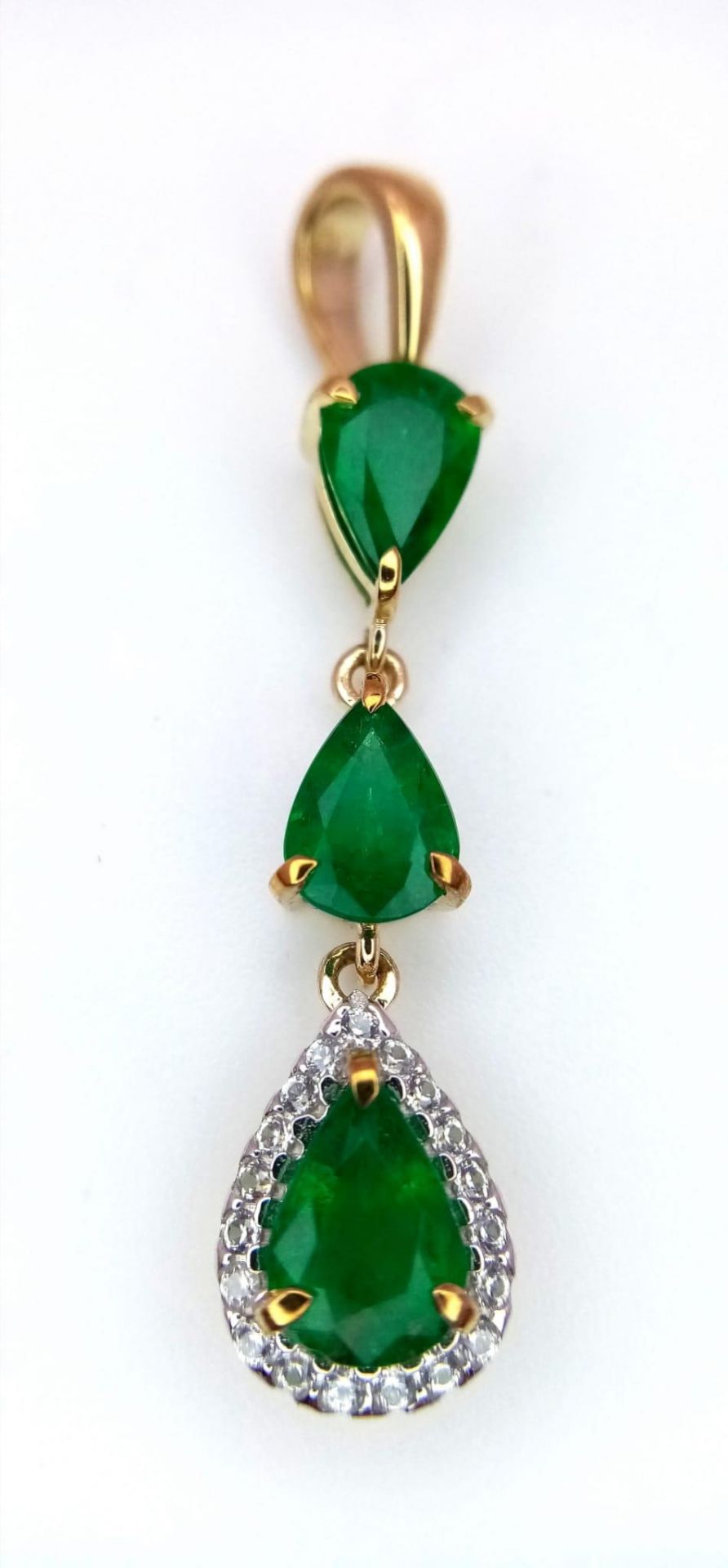 A 9K Yellow Gold and Three Stone Zambian Emerald Ring with a Matching Pendant. White zircon accents. - Bild 5 aus 8