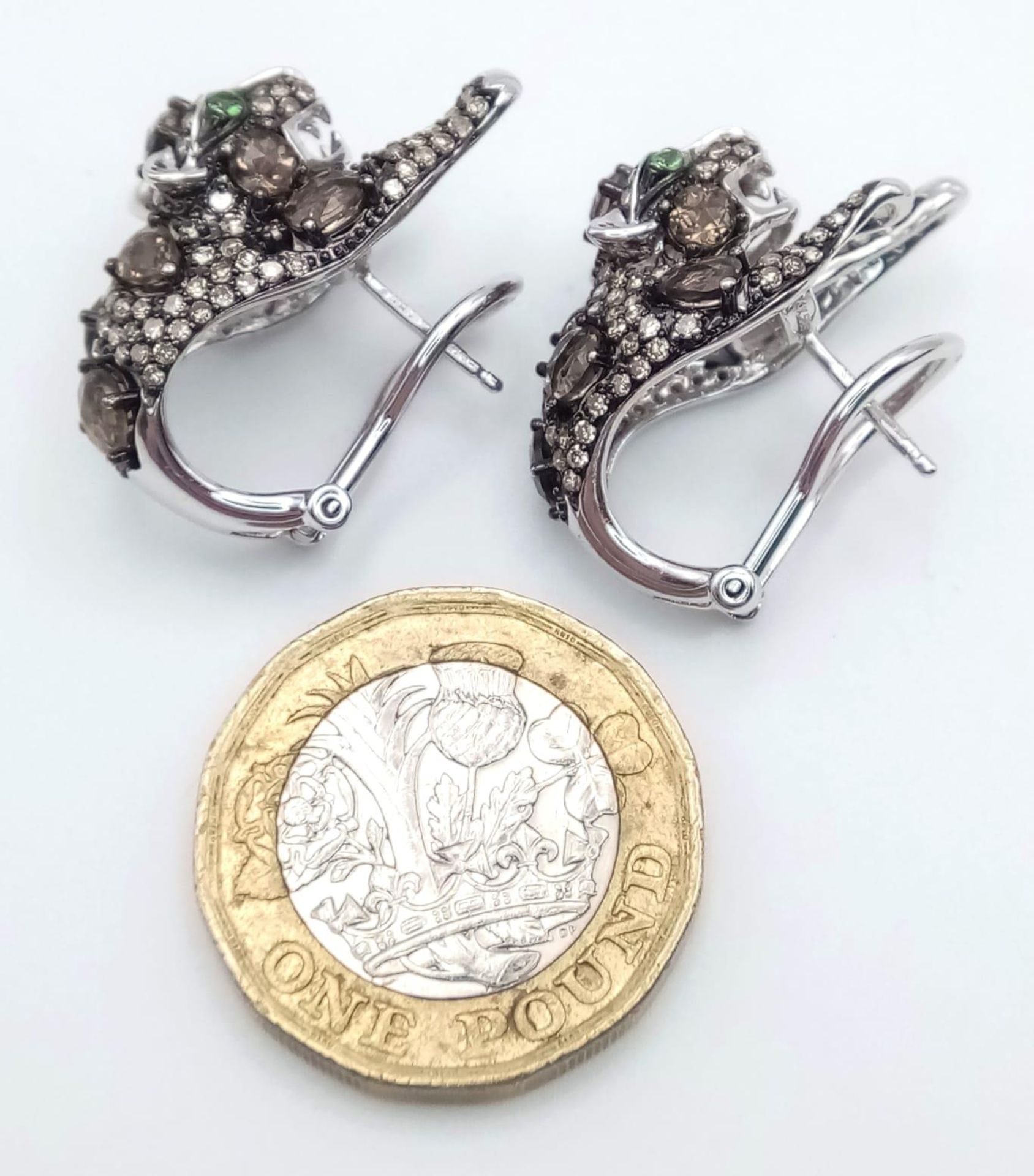 A STUNNING PAIR OF 14K WHITE GOLD DIAMOND , CHAMPAGNE DIAMONDS AND EMERALD PANTHER EARRINGS. 10.5gms - Image 5 of 8