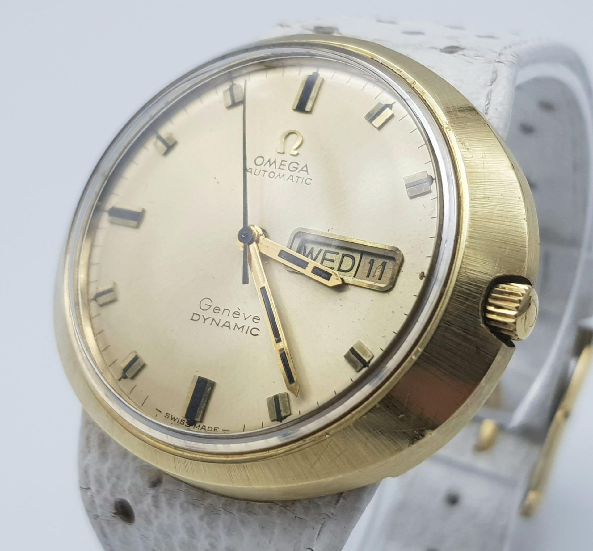 A VINTAGE OMEGA "DYNAMIC" AUTOMATIC WITH GOLDTONE DIAL AND DATE BOX ... A FUTURISTIC DESIGN FROM - Image 3 of 5