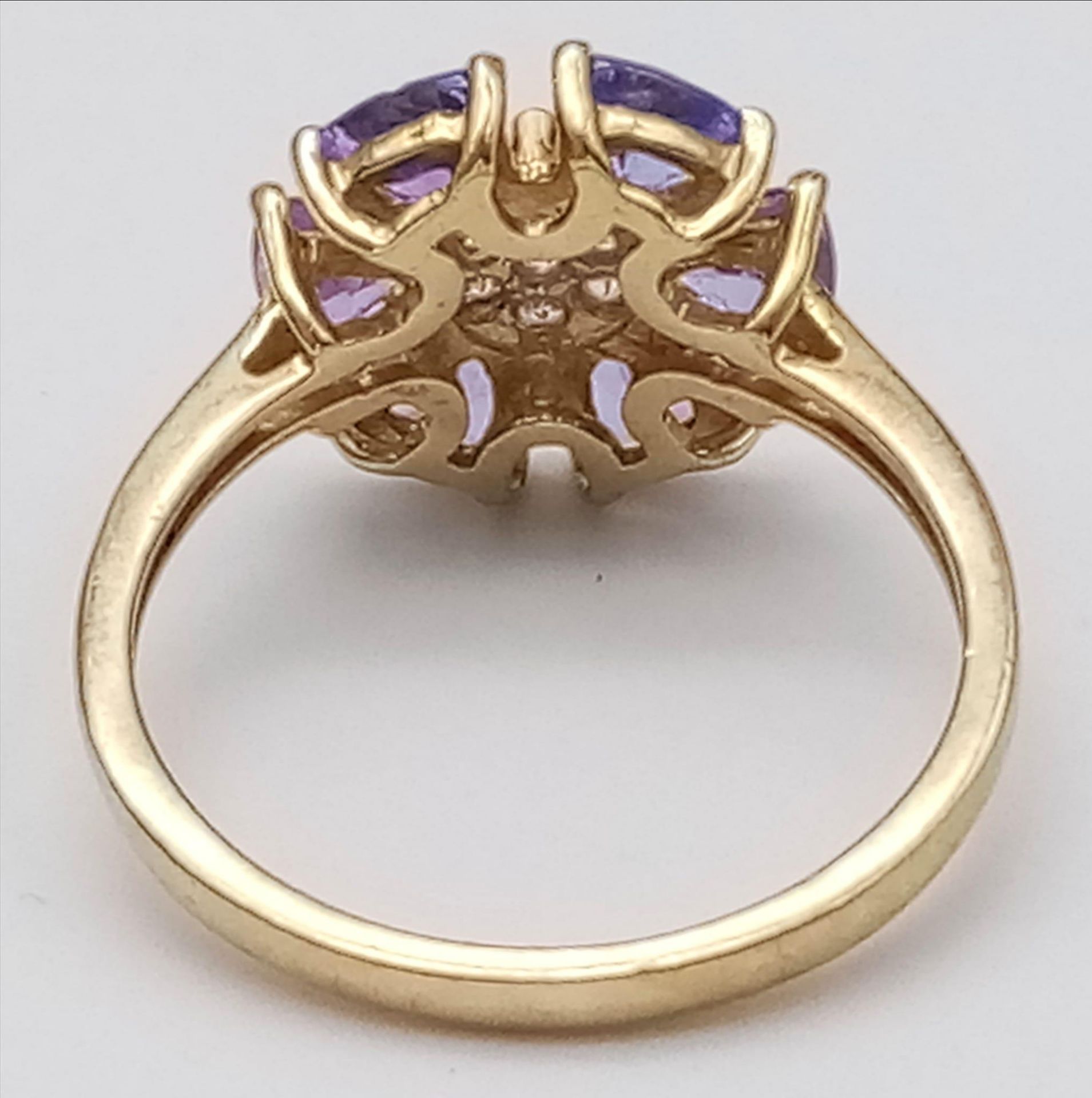 A 10K Yellow Gold Diamond and Tanzanite Floral Decorative Ring. Size R/S. 3.14g total weight. - Bild 3 aus 5