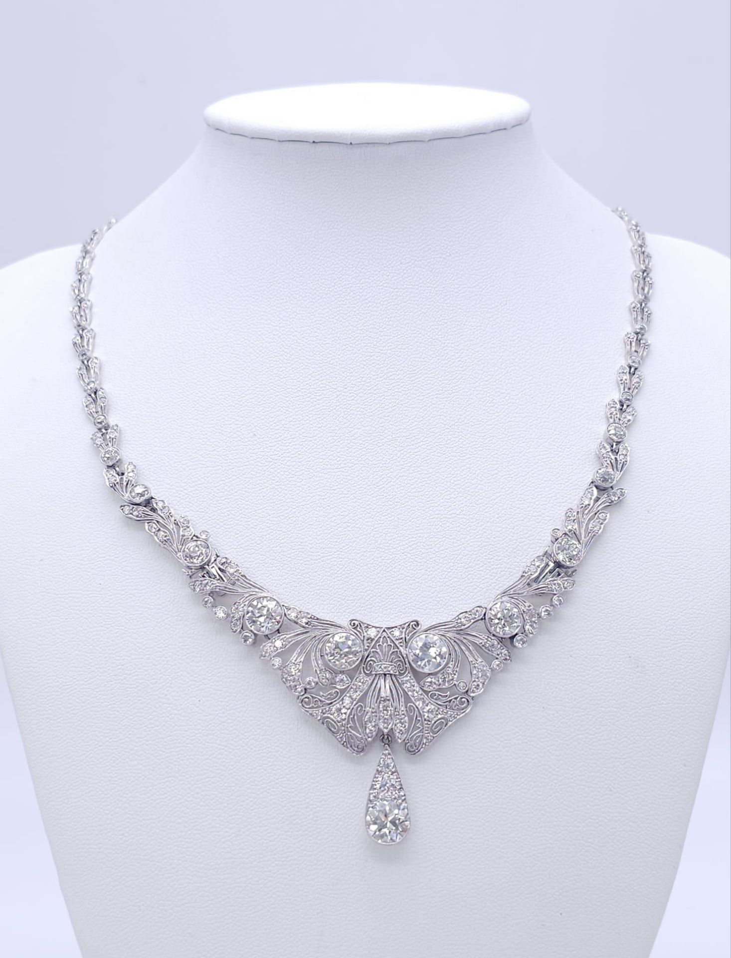 A Majestic Art Deco 7ctw Diamond (approx) Platinum Lavaliere Necklace. Scrolled and foliate - Bild 18 aus 18