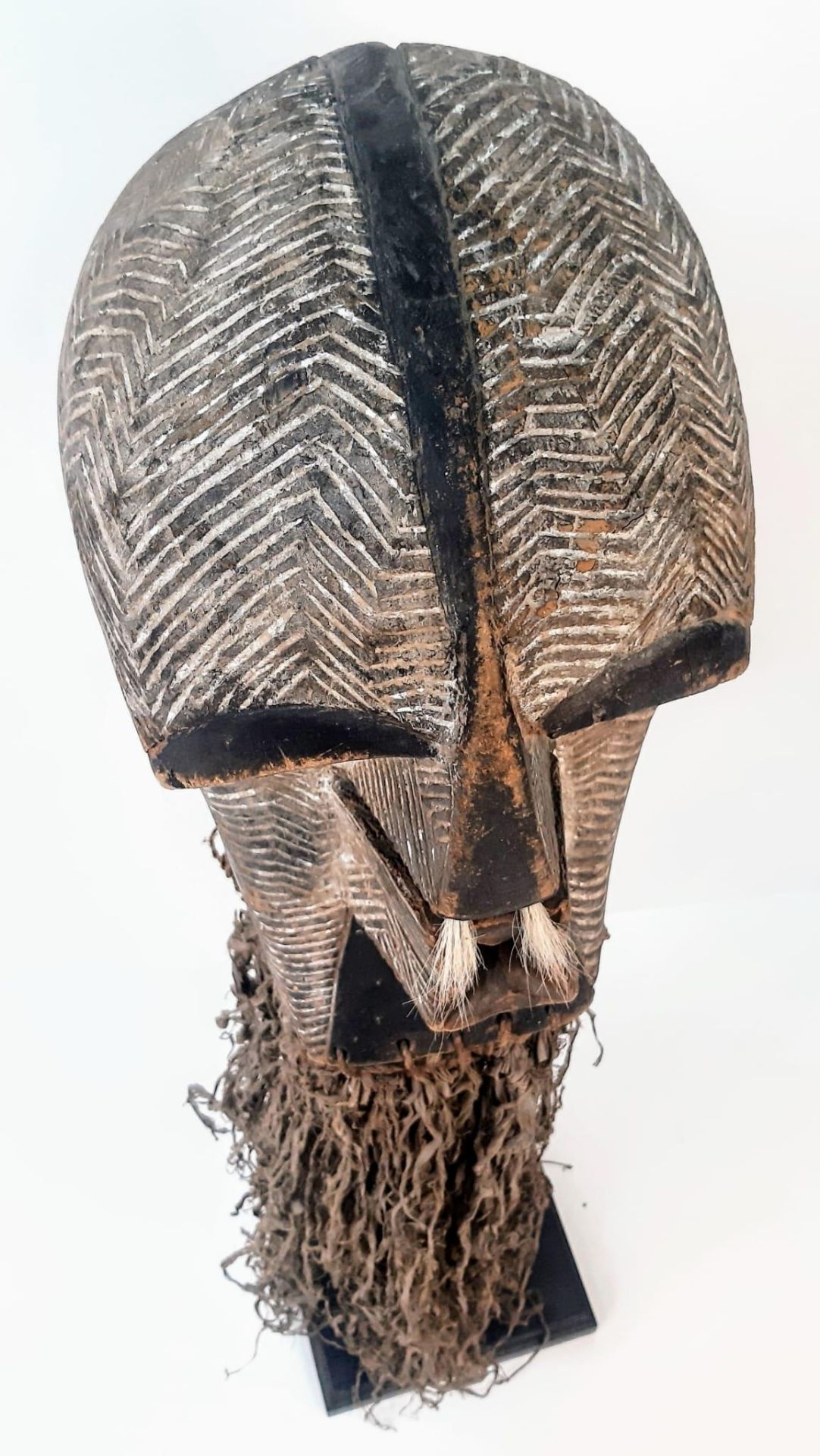 An Antique Rare West African Banama Tribal Leader Ritual Mask. Large Tribal head with intricate hand - Bild 7 aus 10