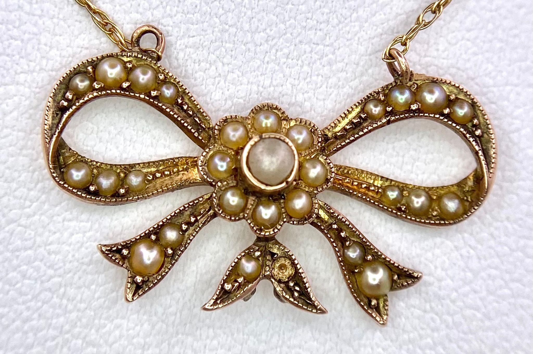 A 9KT Yellow Gold Necklace with a beautiful Bow, Pearl set Pendant. Measuring 50cm in length, this - Image 3 of 6