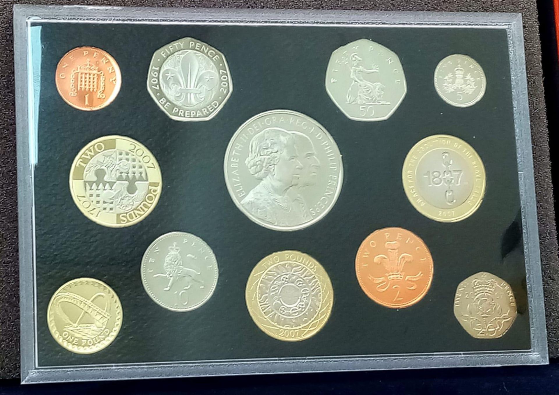 A Royal Mint 2007 Executive Proof Coin Set. 12 coins in total. Comes in a wood presentation case. - Bild 3 aus 4