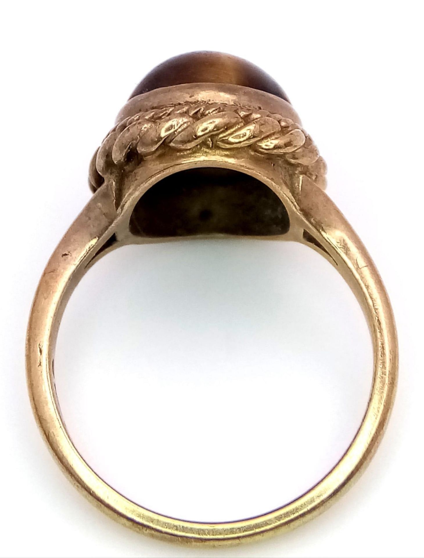 A Vintage 9K Yellow Gold Tigers Eye Cabochon Ring. Size N. 5g total weight. - Image 3 of 4