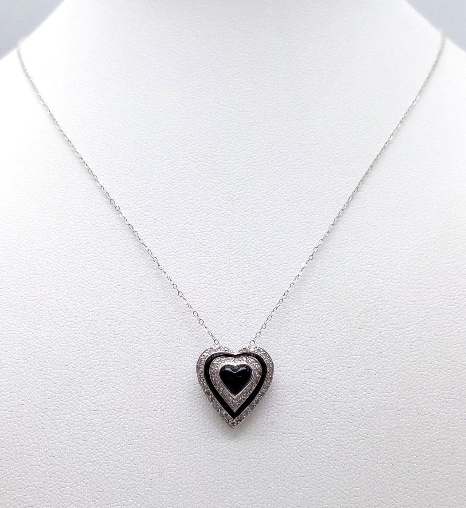 An 18K White Gold Diamond and Black Onyx Heart Pendant on a 9K White Gold Disappearing Necklace. - Bild 2 aus 6