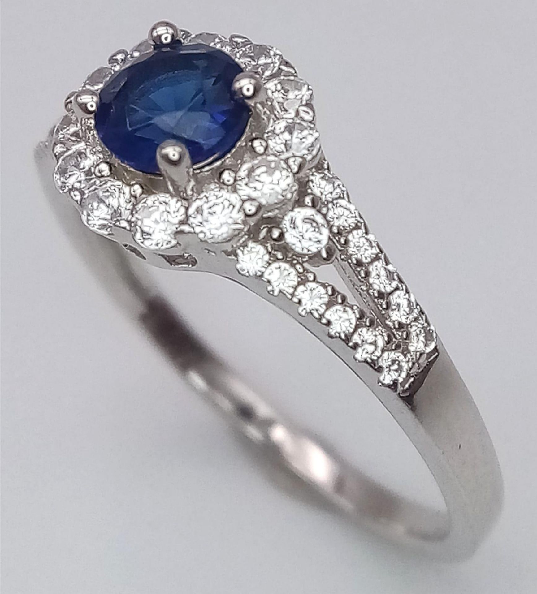 Sterling Silver Blue central stone surrounded by sparkling white stones, ring. Size: N Weight: 2.3g - Bild 3 aus 5