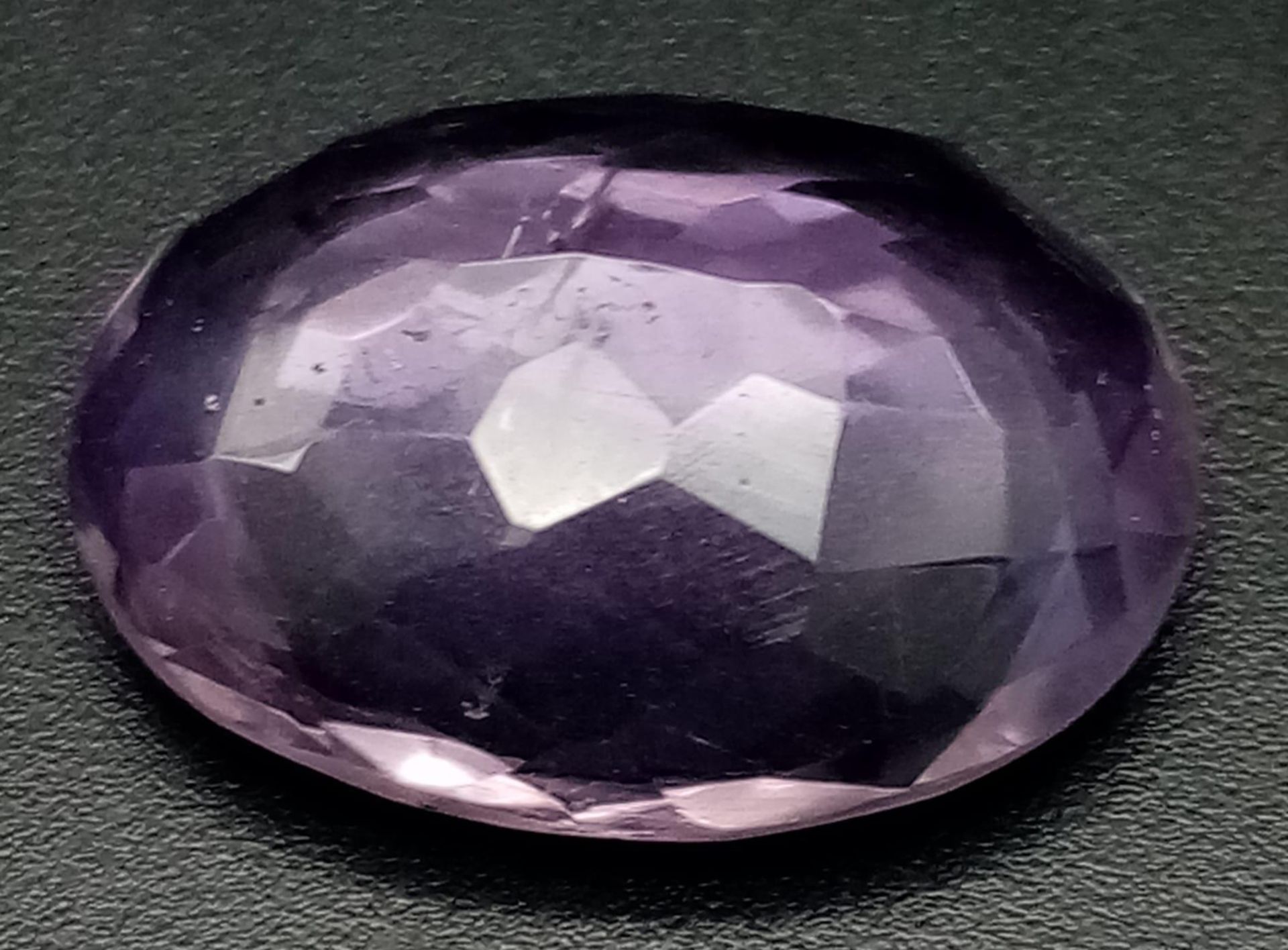 A 9.65ct, Oval Shape, Faceted Amethyst Gemstone. IGL&I Certified. - Image 2 of 4