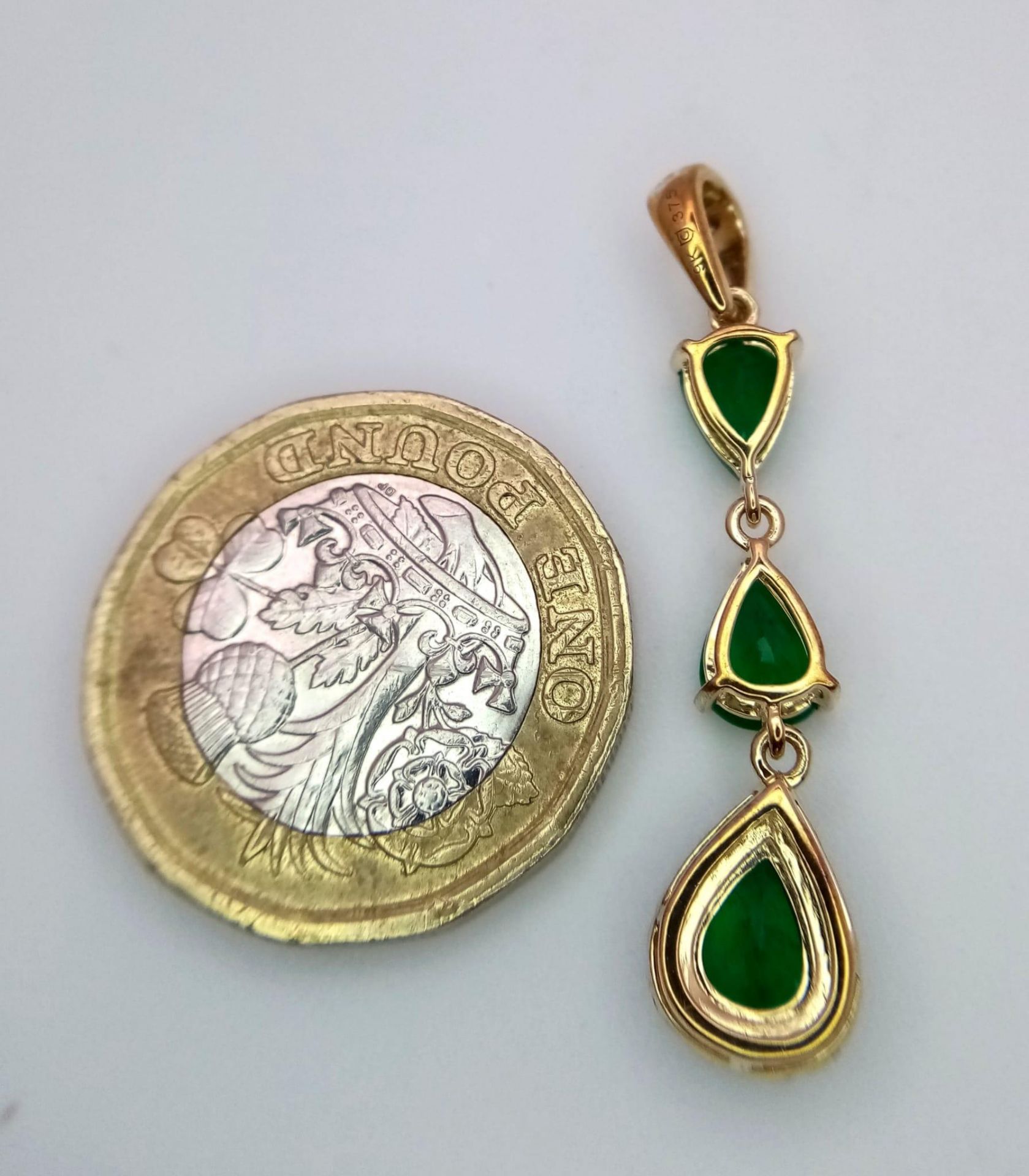 A 9K Yellow Gold and Three Stone Zambian Emerald Ring with a Matching Pendant. White zircon accents. - Bild 6 aus 8