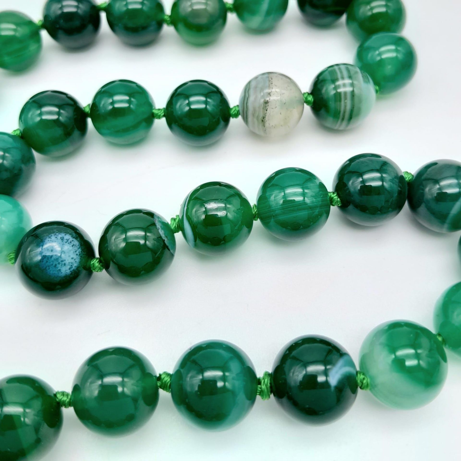 A Green Striped Rich Agate Bead Necklace. 12mm beads. 44cm length. - Image 4 of 4