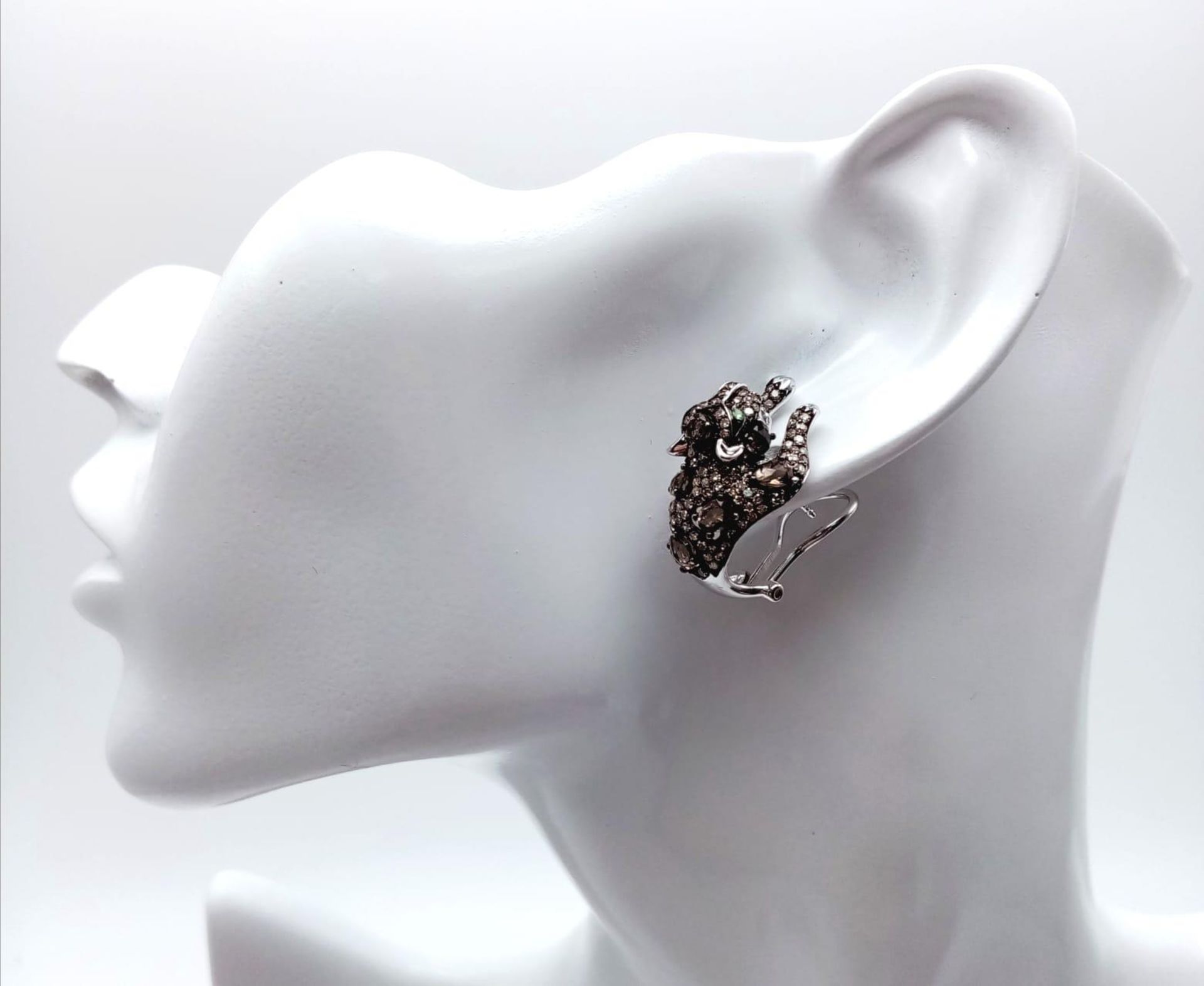 A STUNNING PAIR OF 14K WHITE GOLD DIAMOND , CHAMPAGNE DIAMONDS AND EMERALD PANTHER EARRINGS. 10.5gms - Image 7 of 8