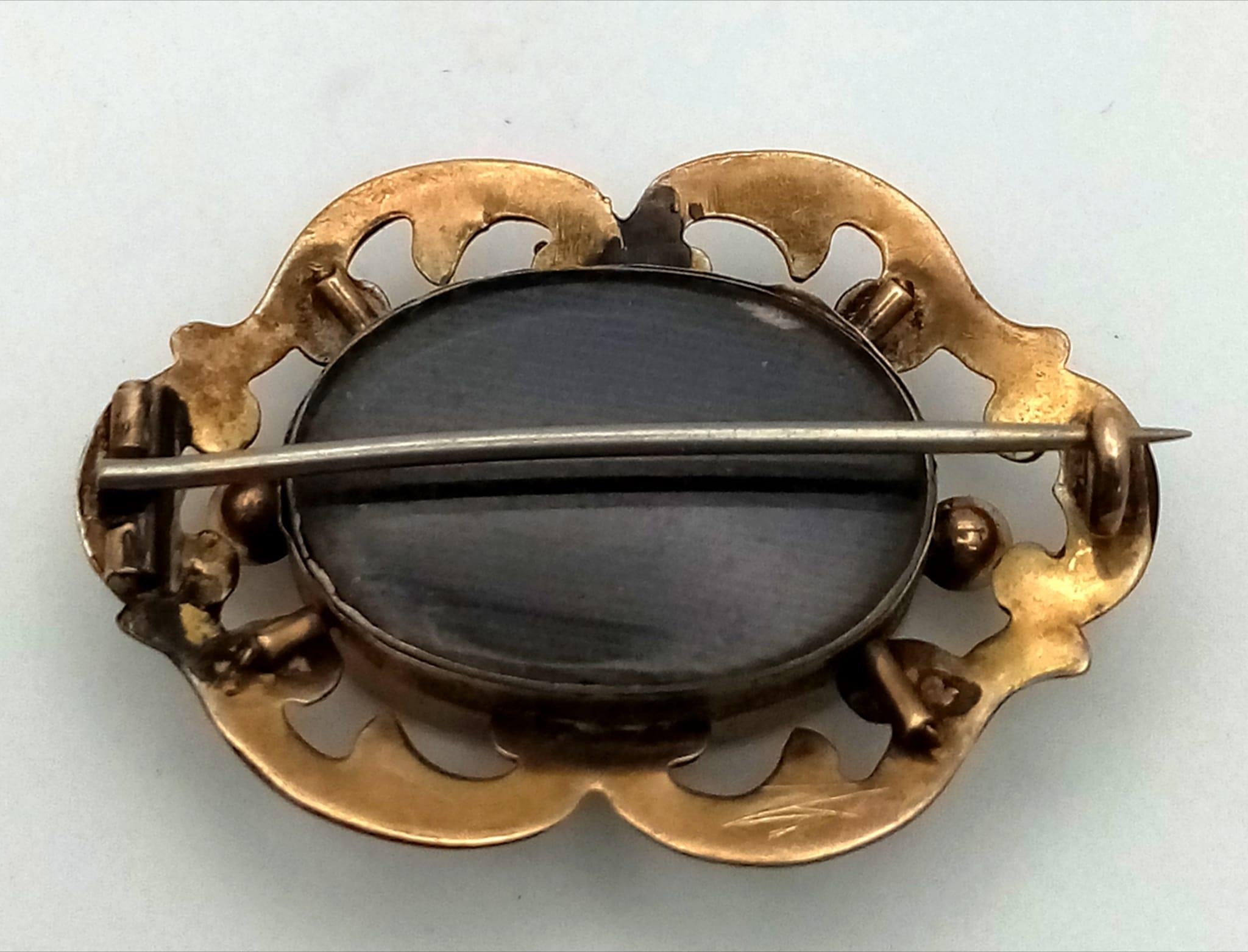 An Antique 9K Yellow Gold (tested) Memorial/Mourning Brooch. Hair encapsulation centre with a - Image 3 of 3