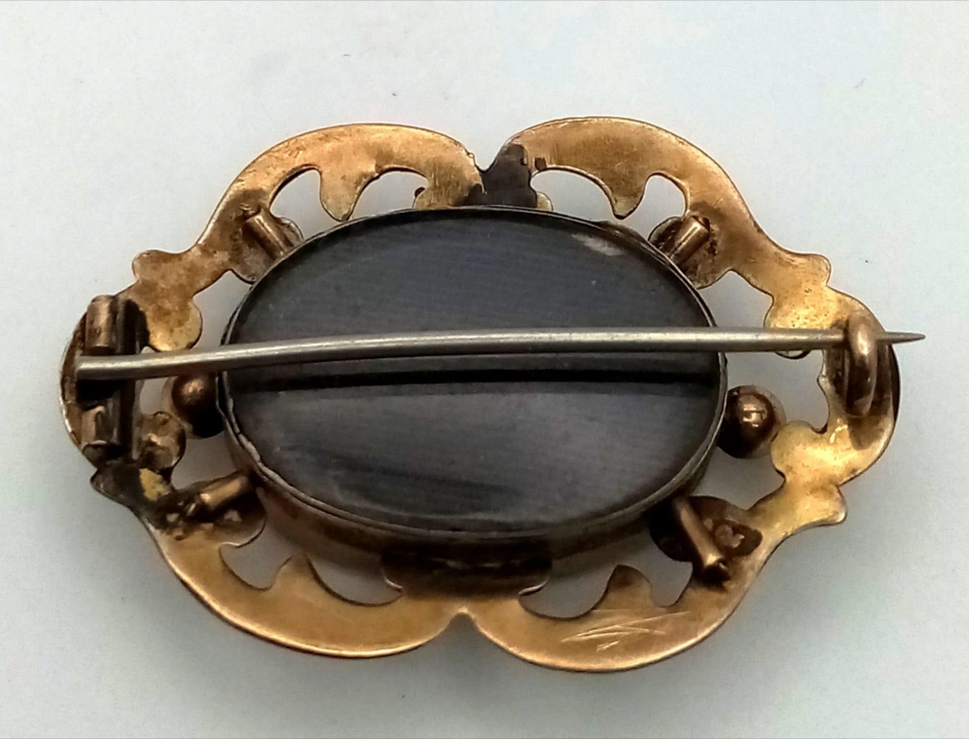 An Antique 9K Yellow Gold (tested) Memorial/Mourning Brooch. Hair encapsulation centre with a - Bild 3 aus 3