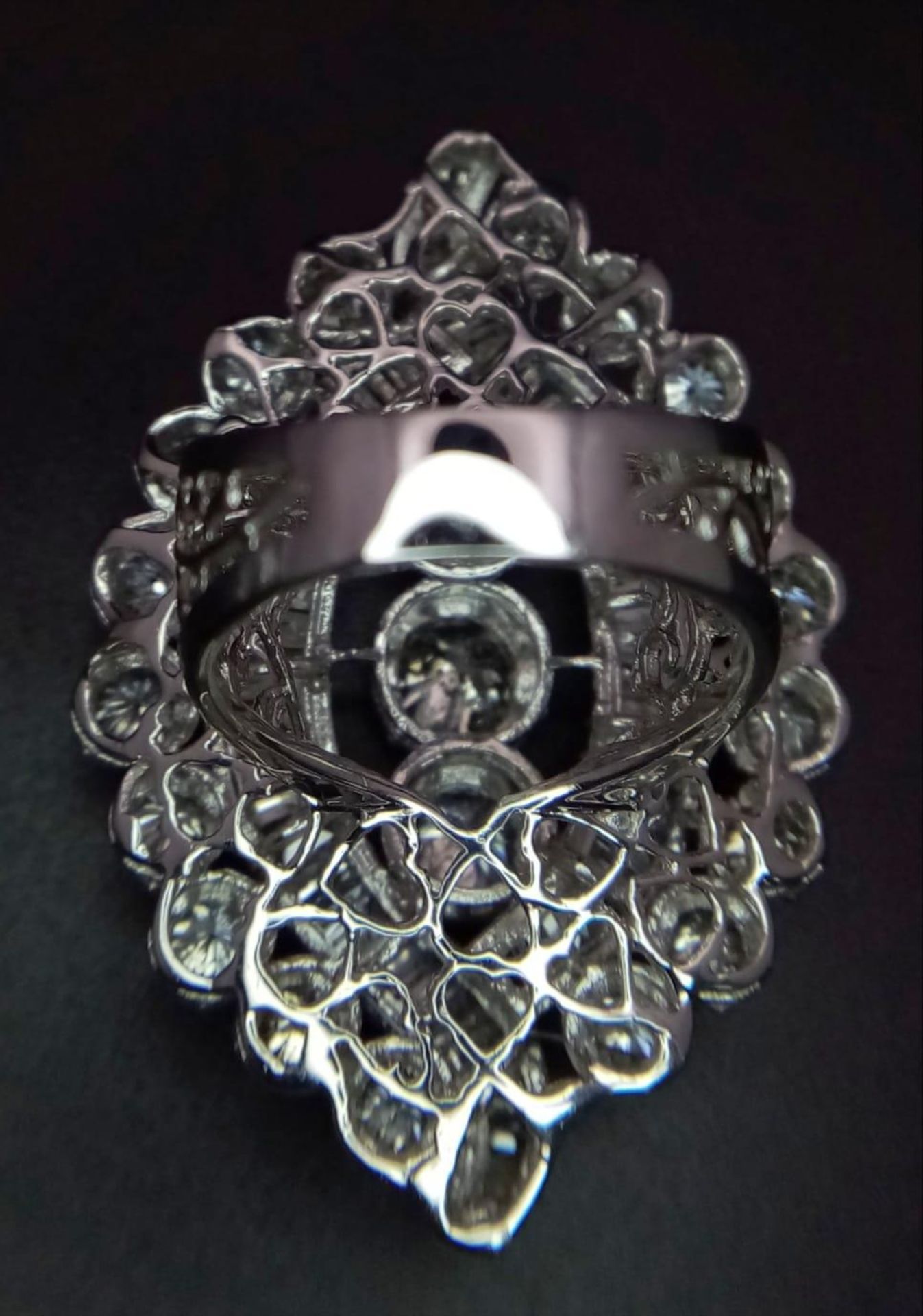 An 18K White Gold Diamond Dress Ring. This 'all seeing' diamond masterpiece begins with three - Bild 7 aus 7