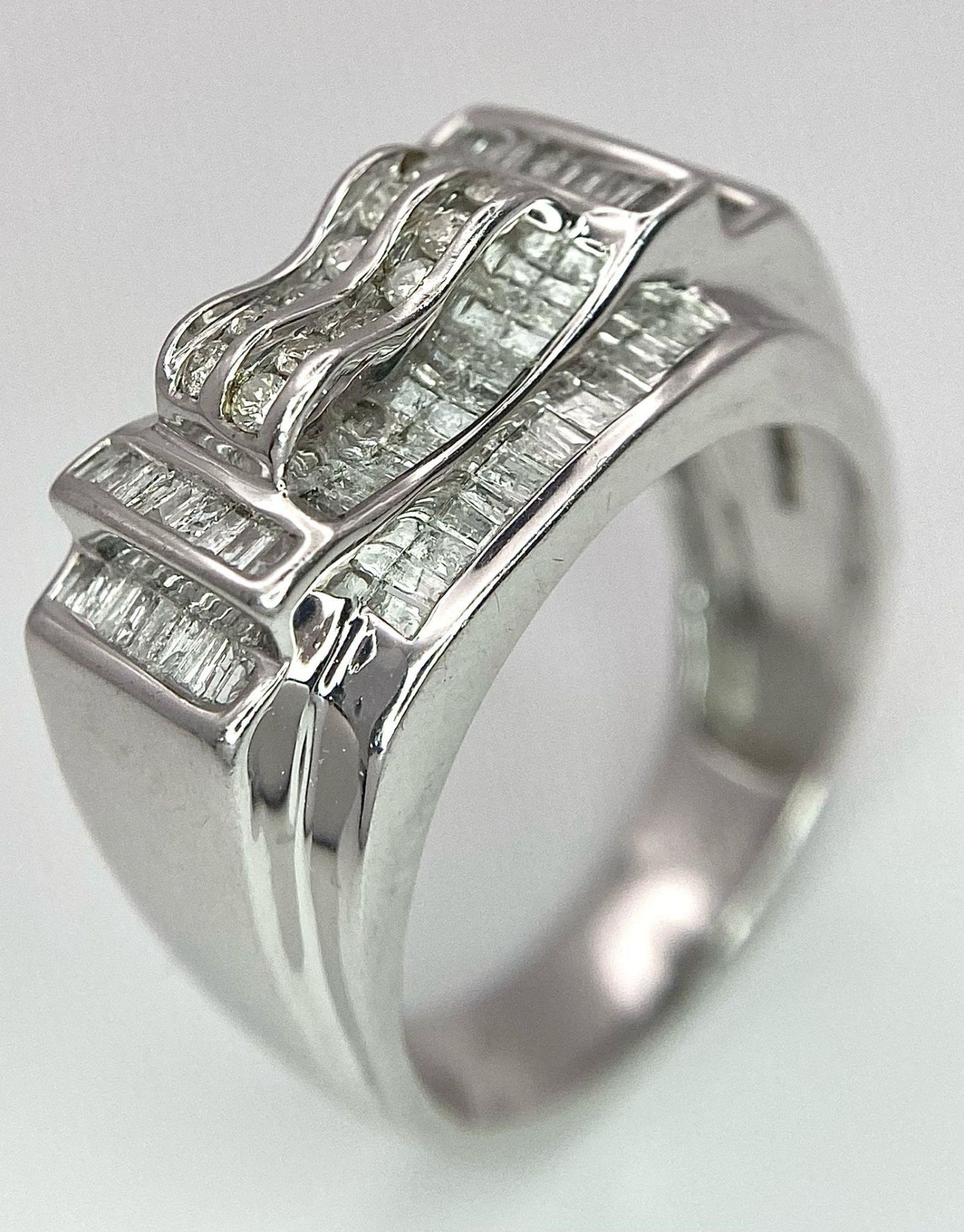 A FABULOUS 9K WHITE GOLD GENTS RING WITH 1CT OF DIAMONDS TO ENHANCE THIS HANDSOME PIECE OF JEWELLERY - Bild 3 aus 7