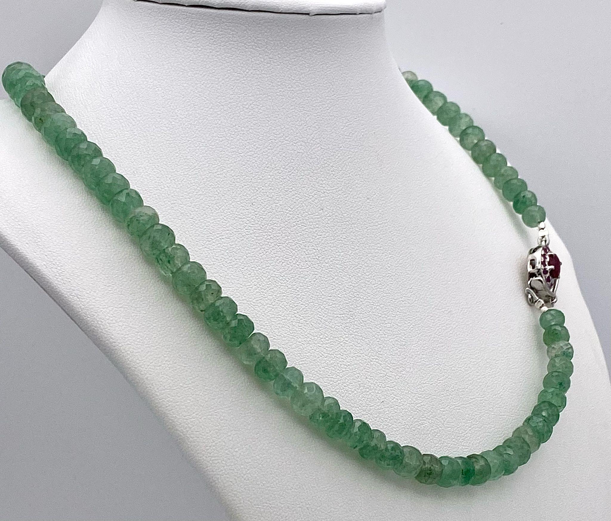 A 210ctw Emerald Rondelle Gemstone Necklace with Ruby Clasp - Set in 925 Silver. 44cm length. Ref: - Image 4 of 7