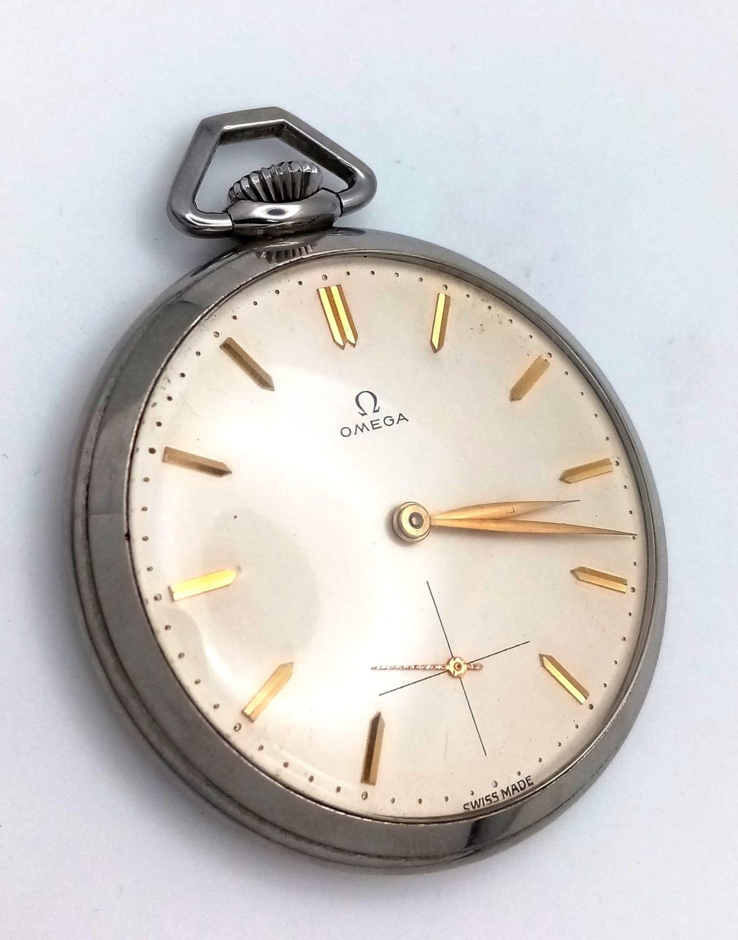 A VINTAGE TOP WINDING OMEGA POCKET WATCH WITH GOLD HANDS AND NUMERALS IN EXCELLENT CONDITION . 50mm - Bild 2 aus 5