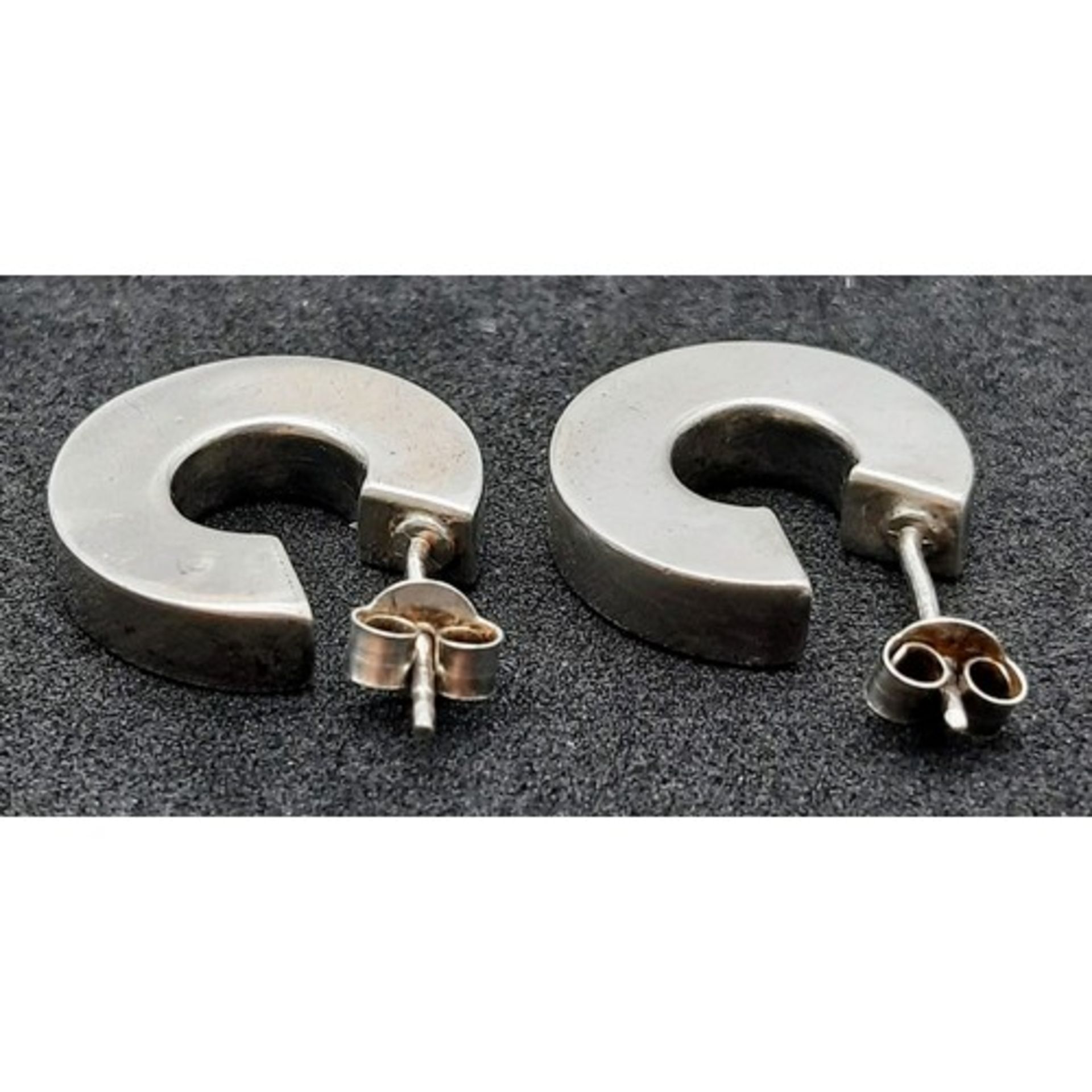 Pair of Sterling Silver 'C' design earrings. Weight: 4.36g - Bild 3 aus 5