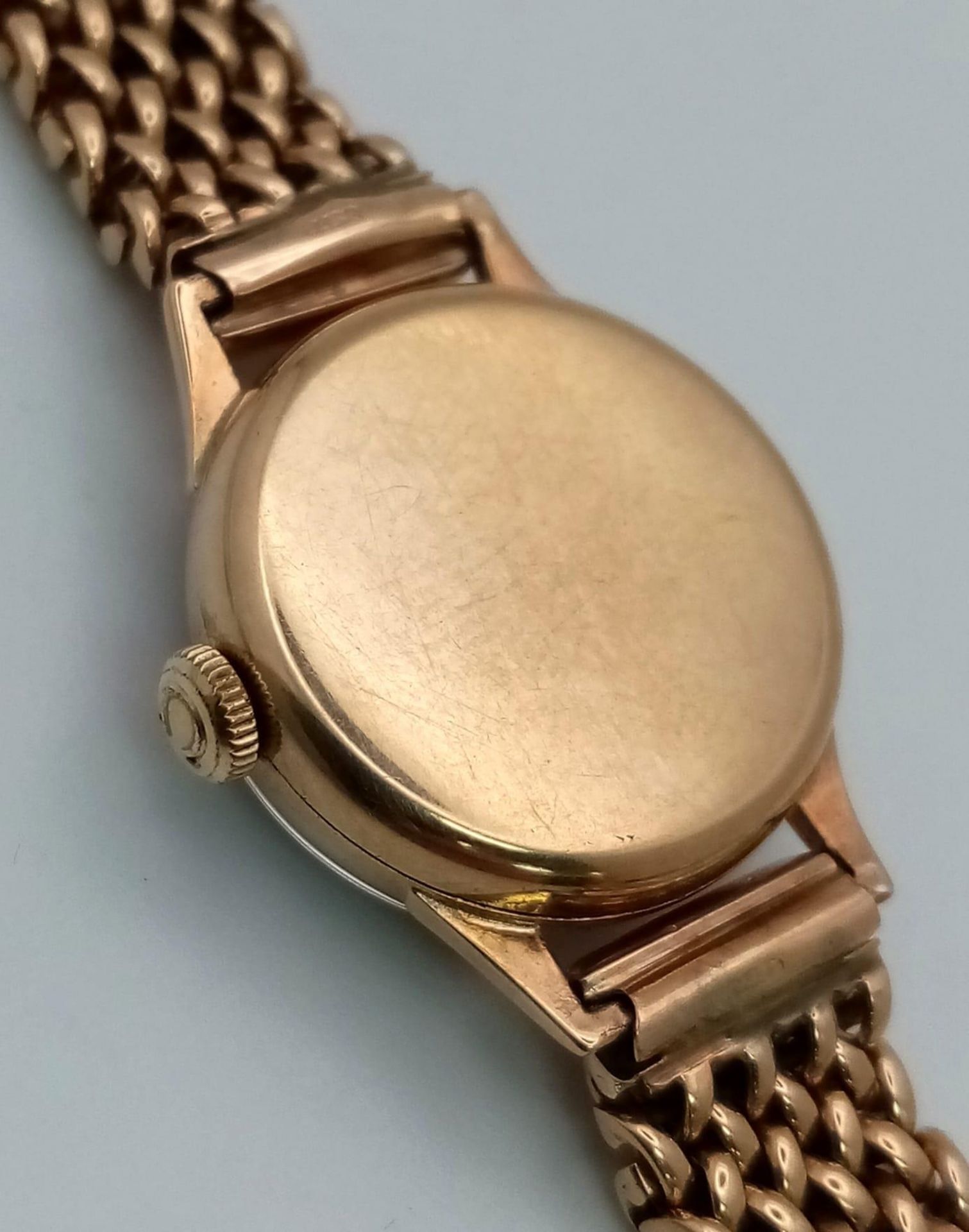 A Vintage 9K Yellow Gold Omega Watch. 9k gold mesh bracelet. 9k gold case - 19mm. White dial. - Bild 6 aus 7