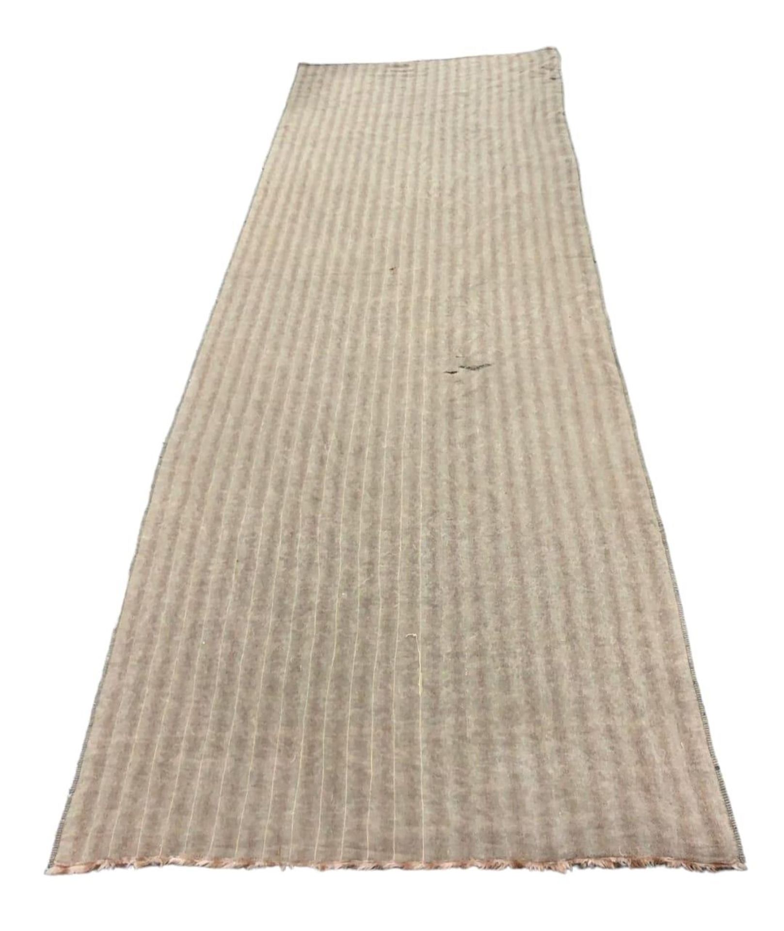 Warm up your cockles with this Mid Century, Faux Fur Rug. This large, super soft, long rug - Bild 3 aus 5