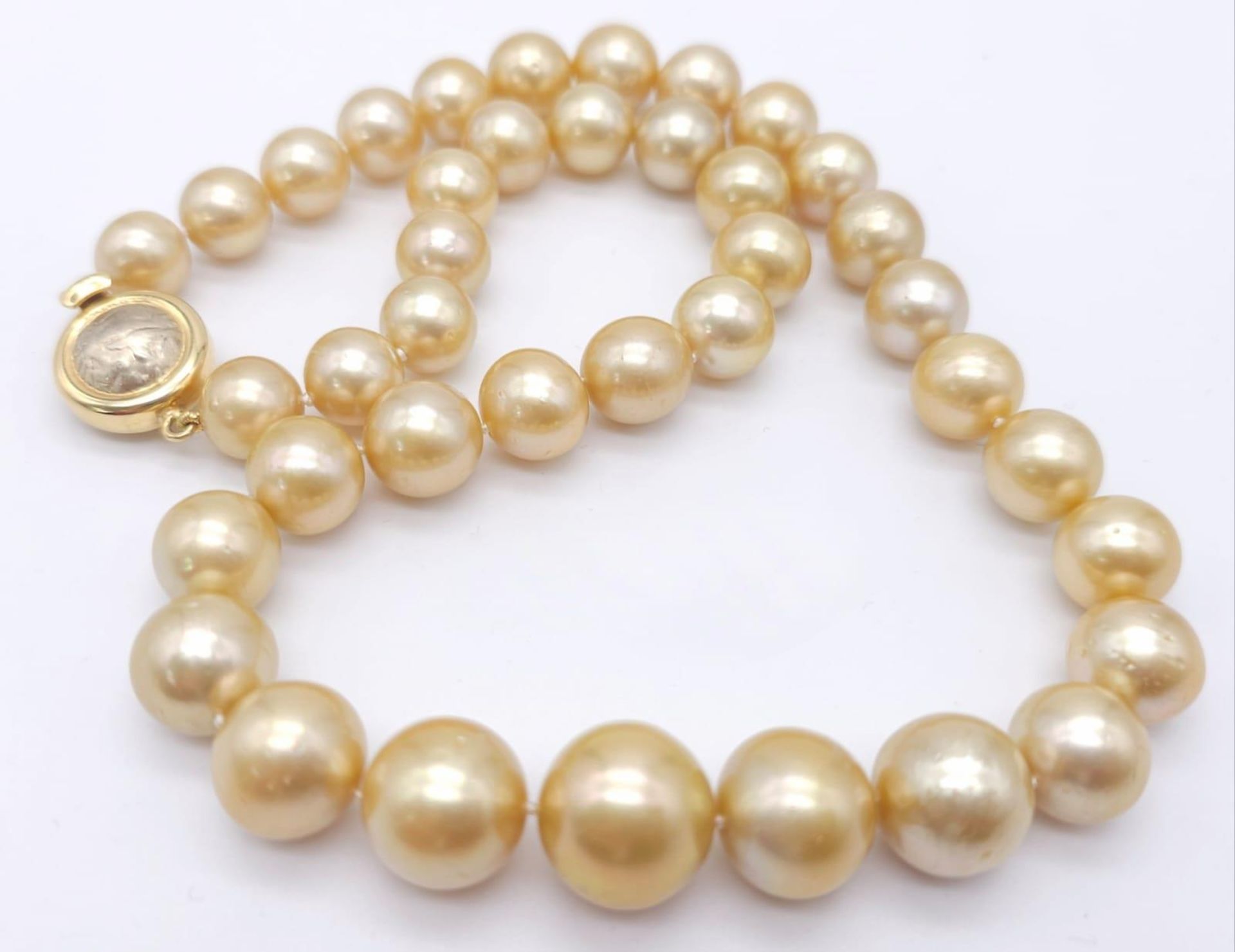 Luxurious Fresh Water Pearl Necklace with an ornate 18kt Yellow Gold Vintage Clasp. Measures 44cm in