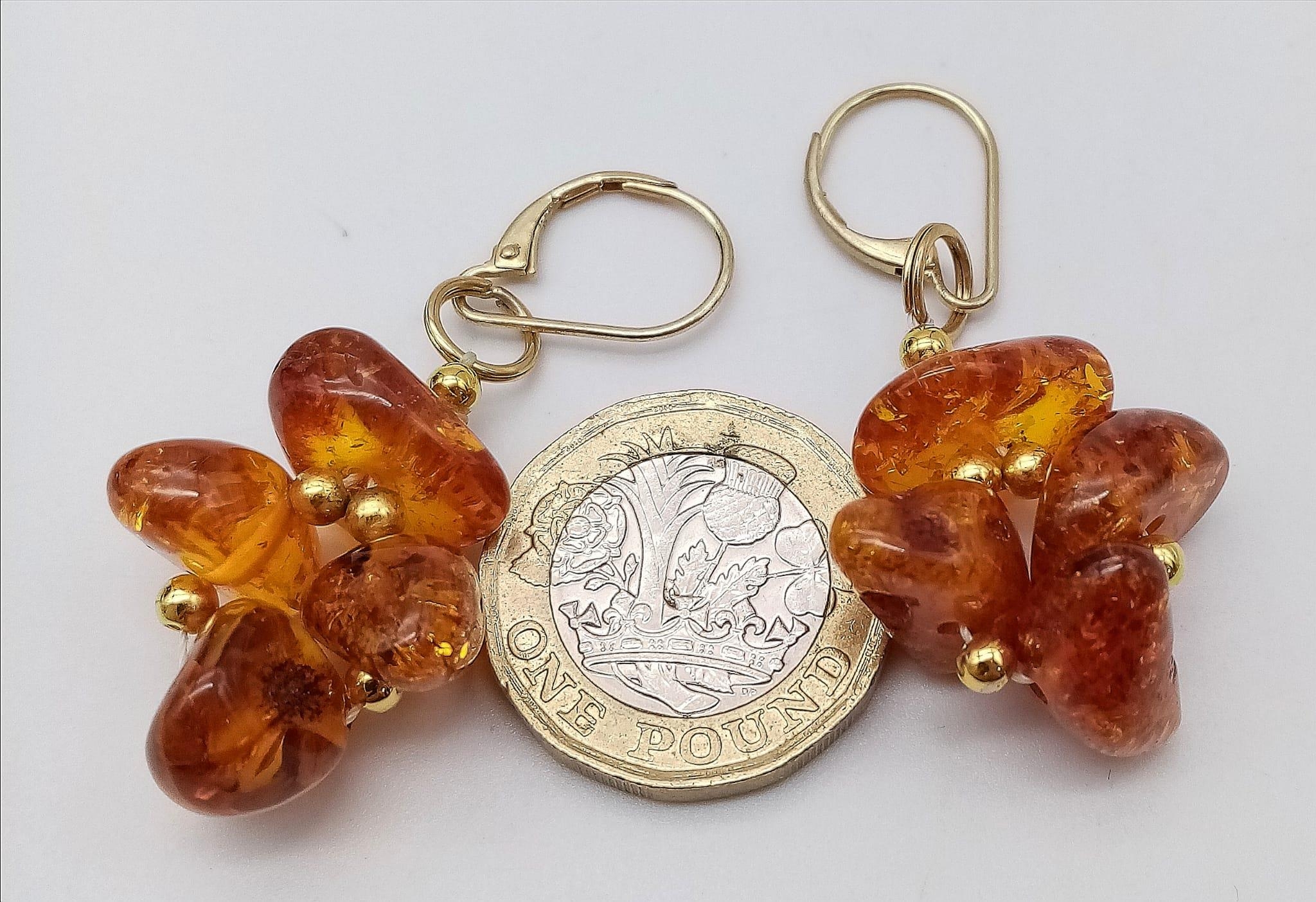 A Pair of Amber Cluster Earrings set in 9K Gold Earrings. 6g total weight. 3cm drop - Image 4 of 4