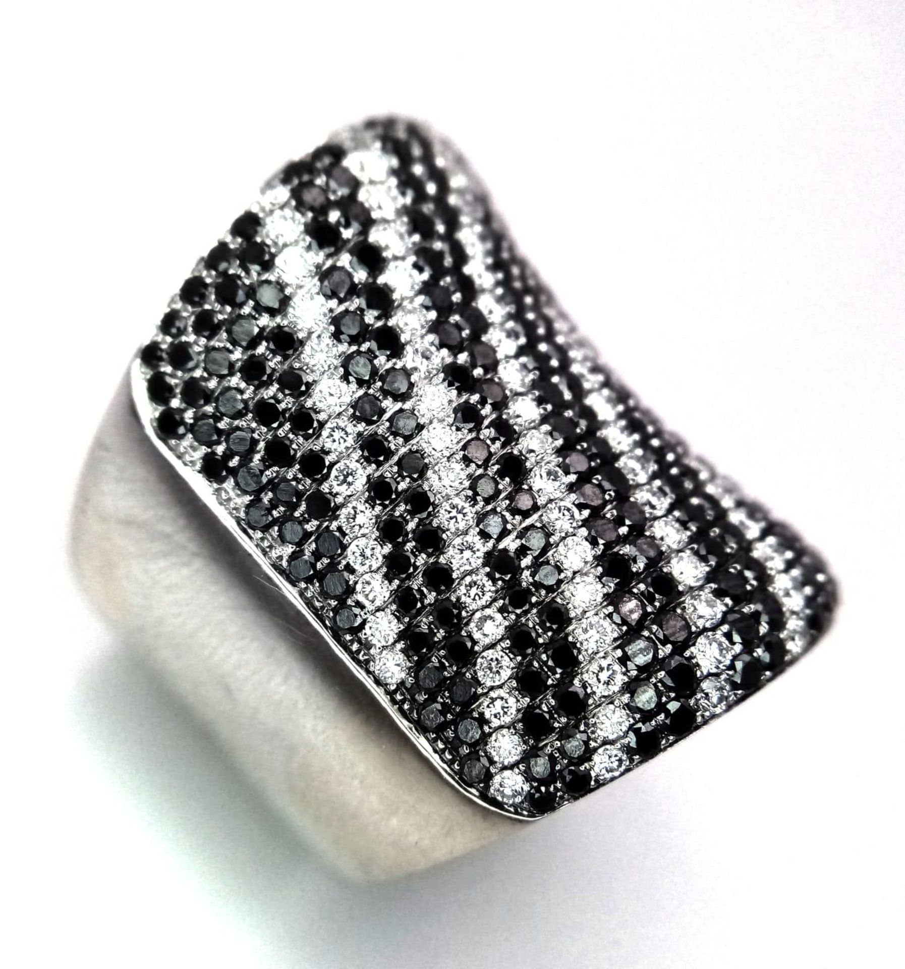 An Incredible Black and White Diamond 18K Gold Dress Ring. This cylindrical masterpiece has over 200 - Bild 2 aus 5