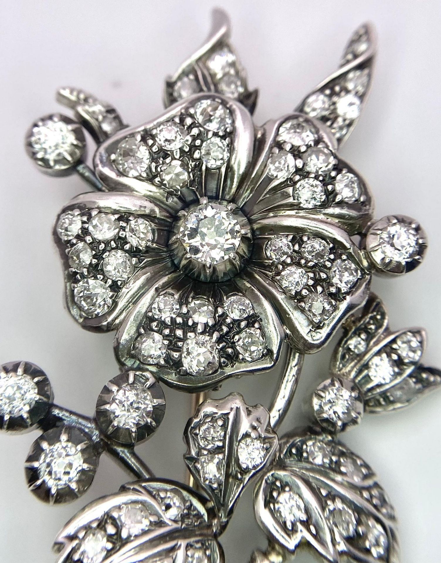 An Antique 18K Gold and Diamond Floral Brooch. This beautifully constructed masterpiece has a - Bild 6 aus 7