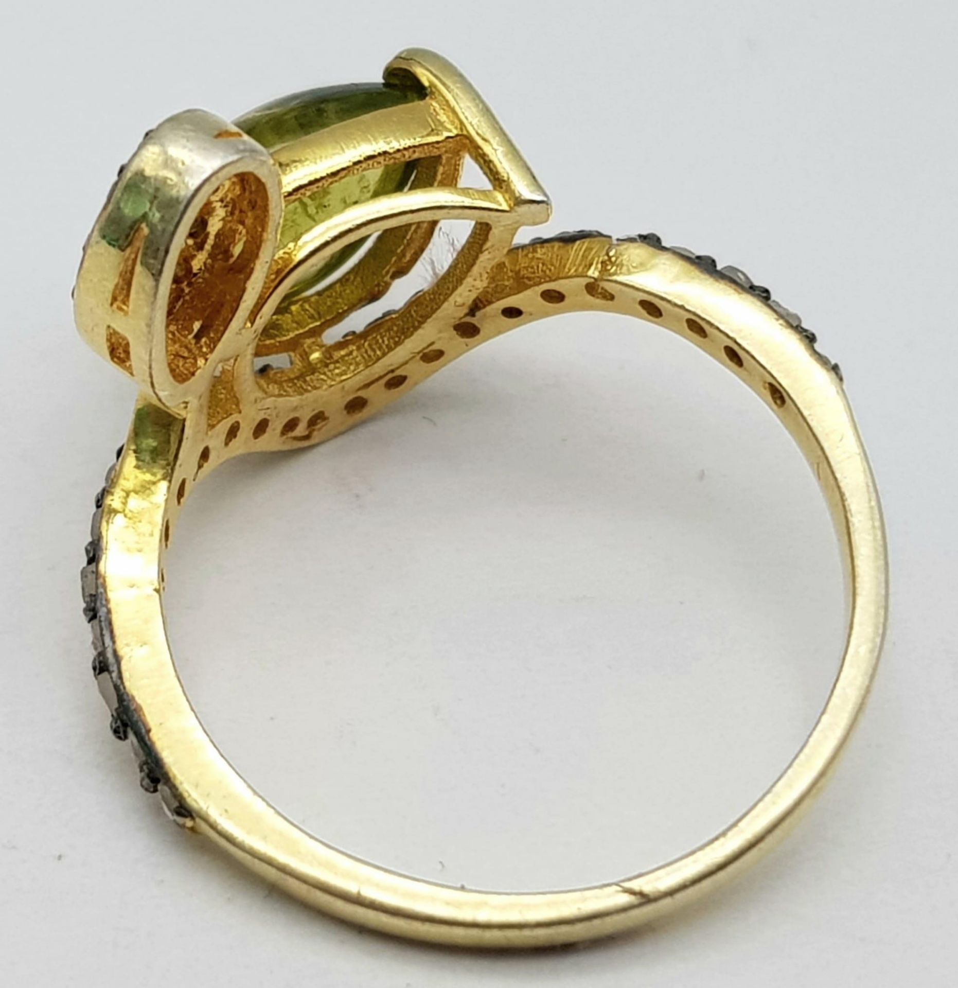 A Nigerian Tourmaline & Diamond Crossover Ring set in 925 Gold Plated Silver. Tourmaline - 0.40ct. - Image 4 of 5