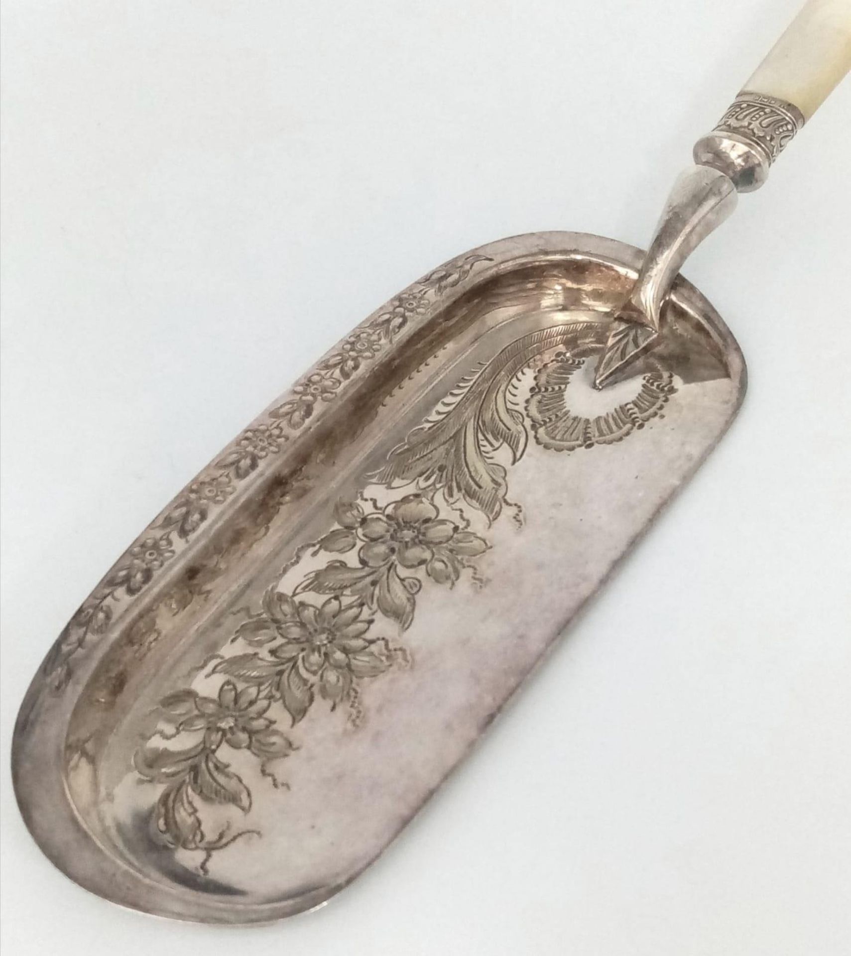 An Eclectic Mix - An Antique Silver Plated Bread Crumb Scoop with Mother of Pearl Handle - 32cm, A - Bild 3 aus 5