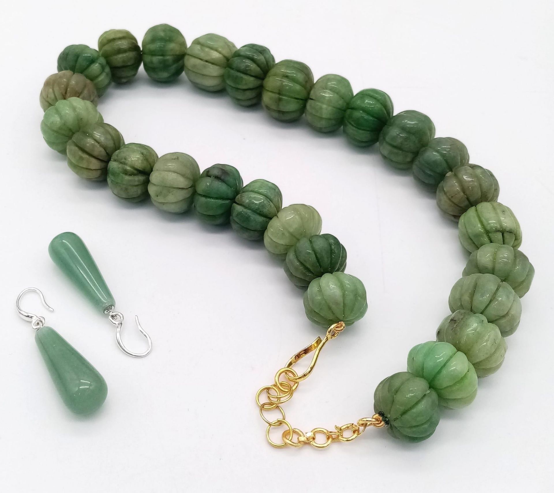 A Vintage Pumpkin Jade Necklace with a Pair of Jade Drop Earrings. Necklace - 42cm - Bild 2 aus 3