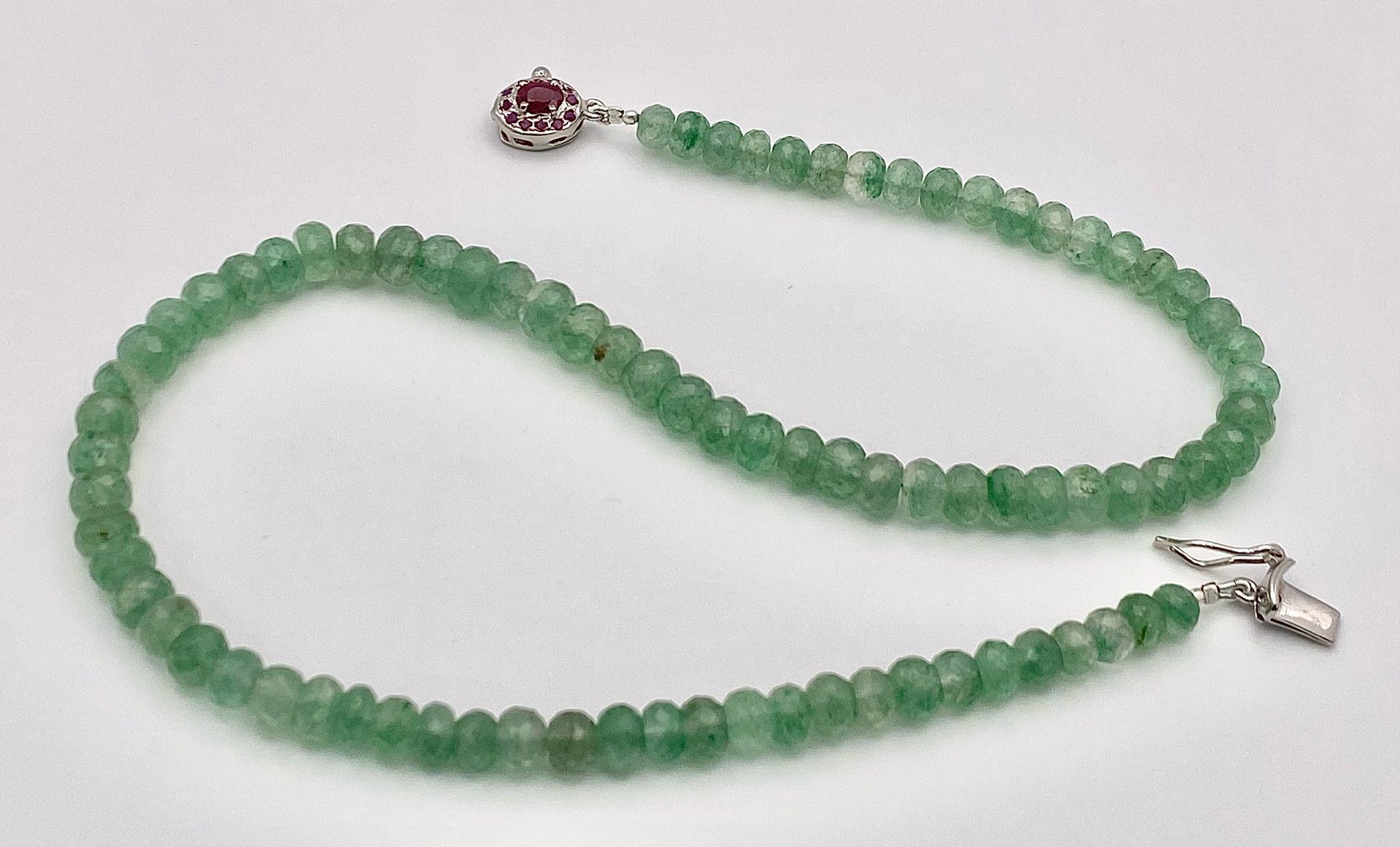 A 210ctw Emerald Rondelle Gemstone Necklace with Ruby Clasp - Set in 925 Silver. 44cm length. Ref: - Image 2 of 7