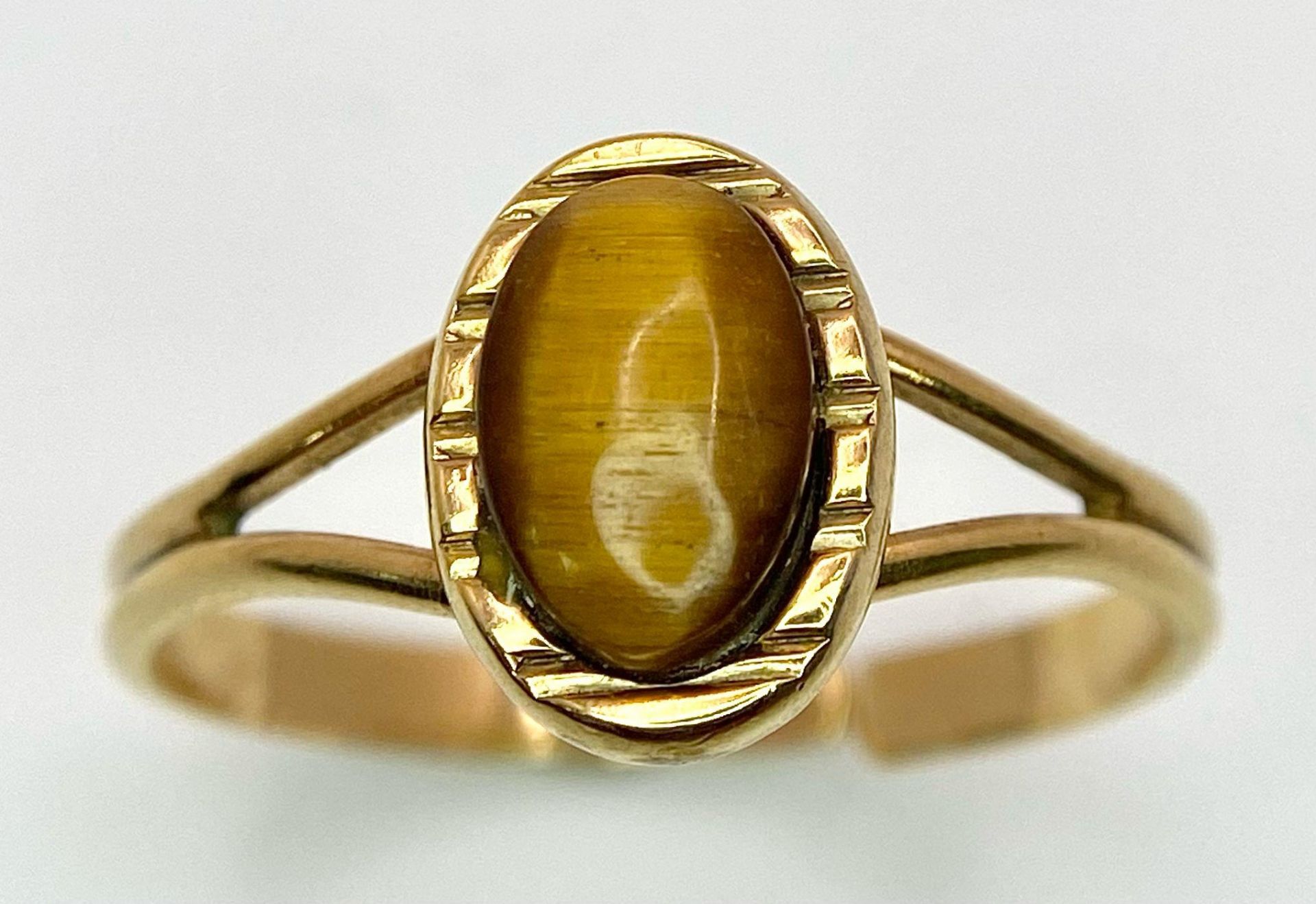 A 9K GOLD ADJUSTABLE RING WITH TIGERS EYE STONE . 2.4gms one size - Bild 2 aus 5