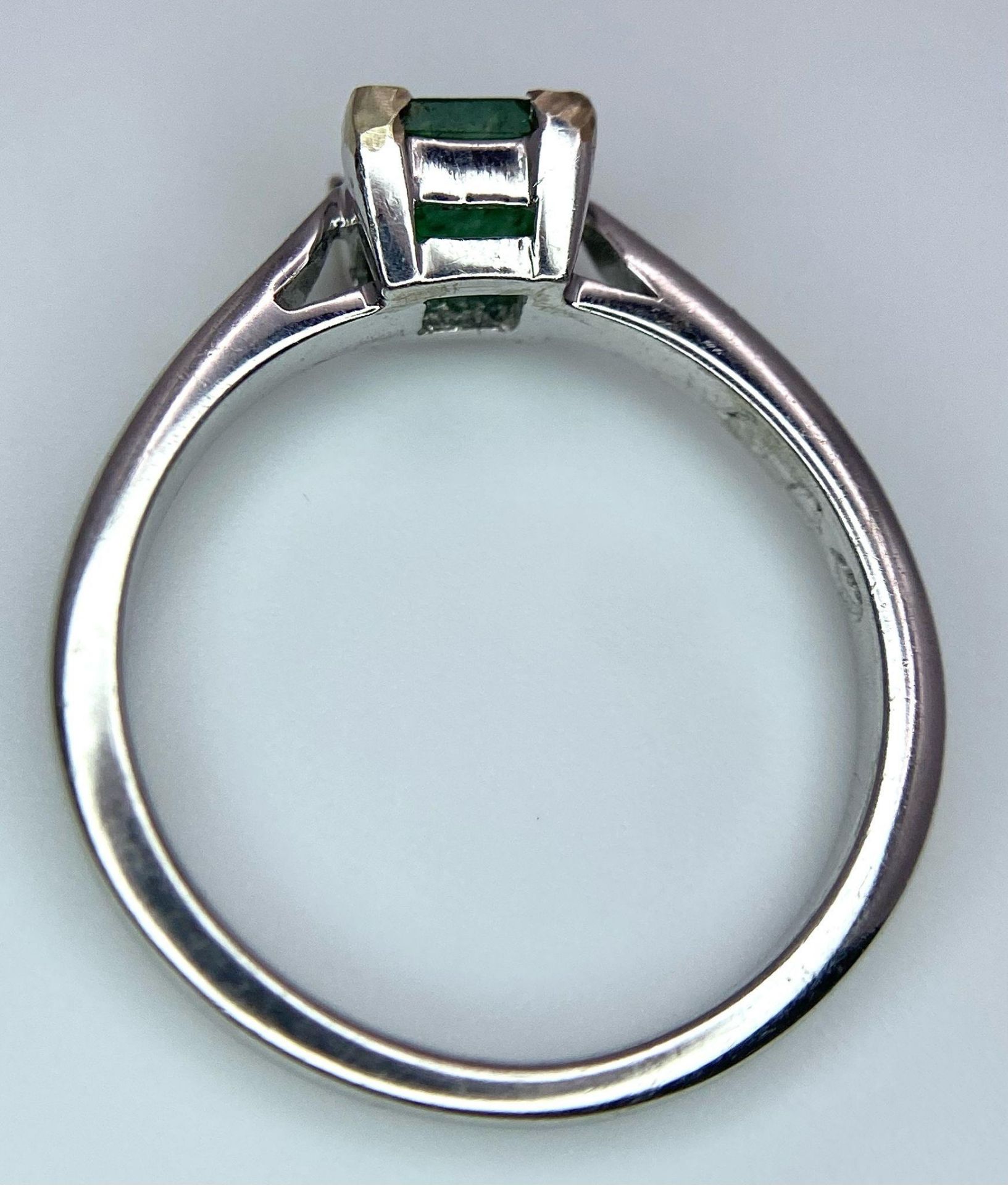 AN 18K WHITE GOLD RING WITH SQUARE EMERALD CENTRE STONE . 3.3gms size N - Bild 5 aus 7