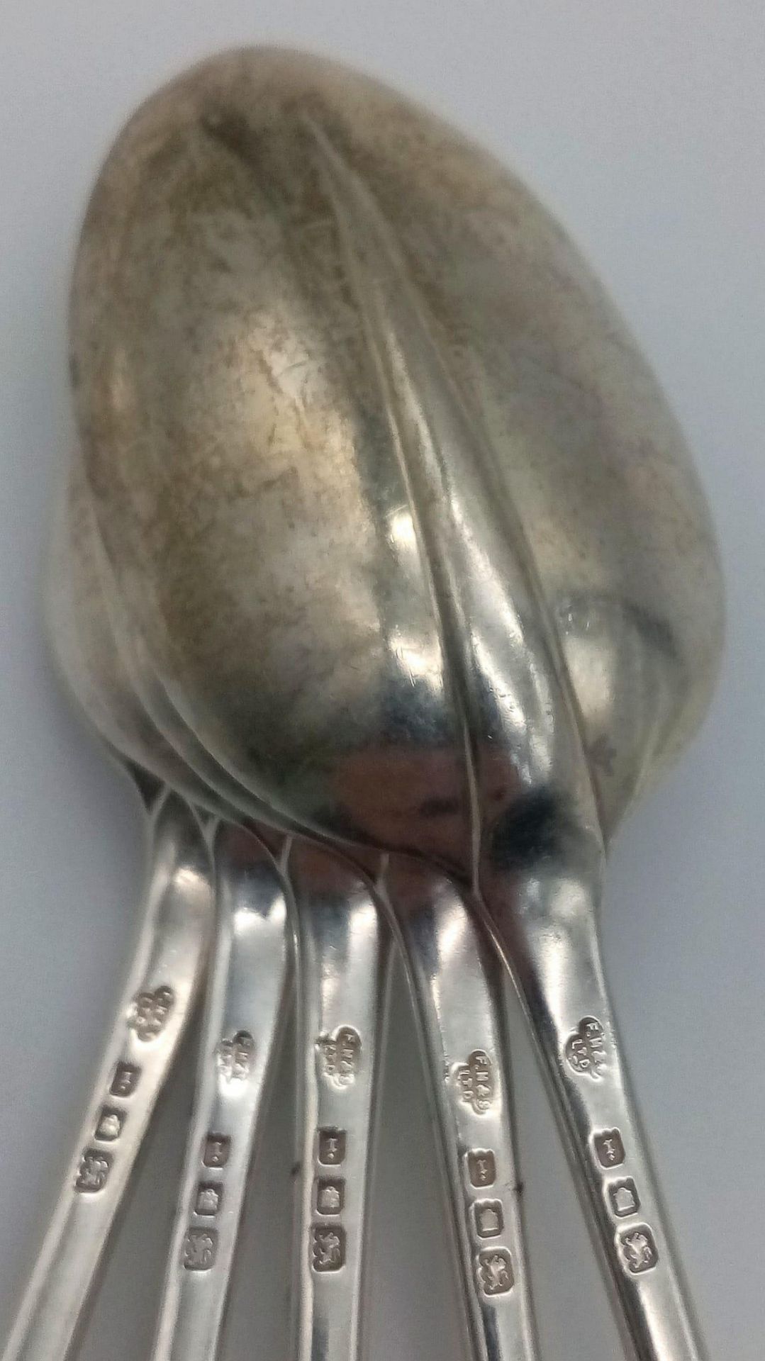 Five Antique Sterling Silver Large Serving Spoons. 21cm. Hallmarks for London 1924. 410g weight. - Bild 2 aus 2