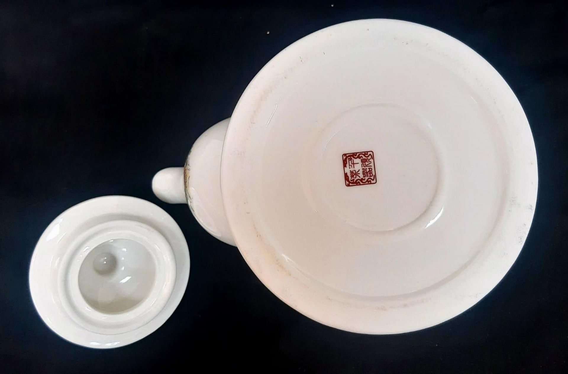 A Chinese Tea Set with 6 cups. Comprising of a Teapot with bamboo handle and six Chinese Tea Cups. - Bild 13 aus 14