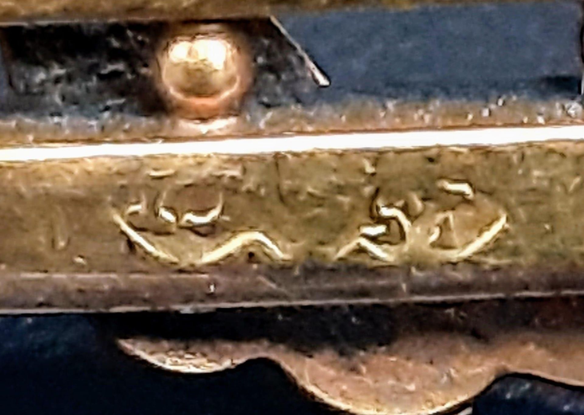 An Antique 15K Rose Gold Bar Brooch. Ornate decoration. Pin has been replaced. 4.5cm length. 3g - Bild 3 aus 4