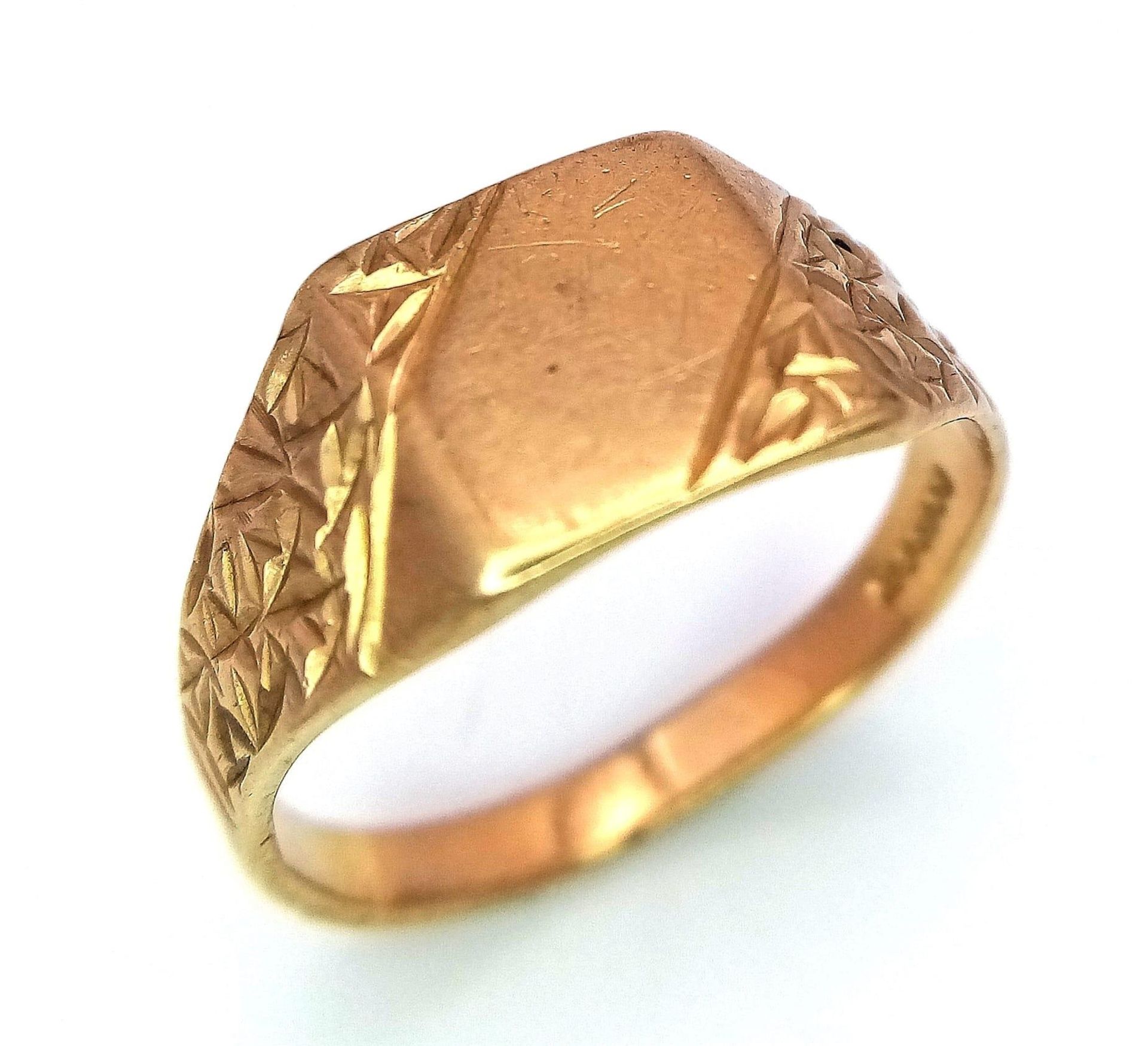 A Vintage 9K Yellow Gold Signet Ring. Size Q 1/2. Full UK hallmarks. 3.42g weight. - Image 3 of 5