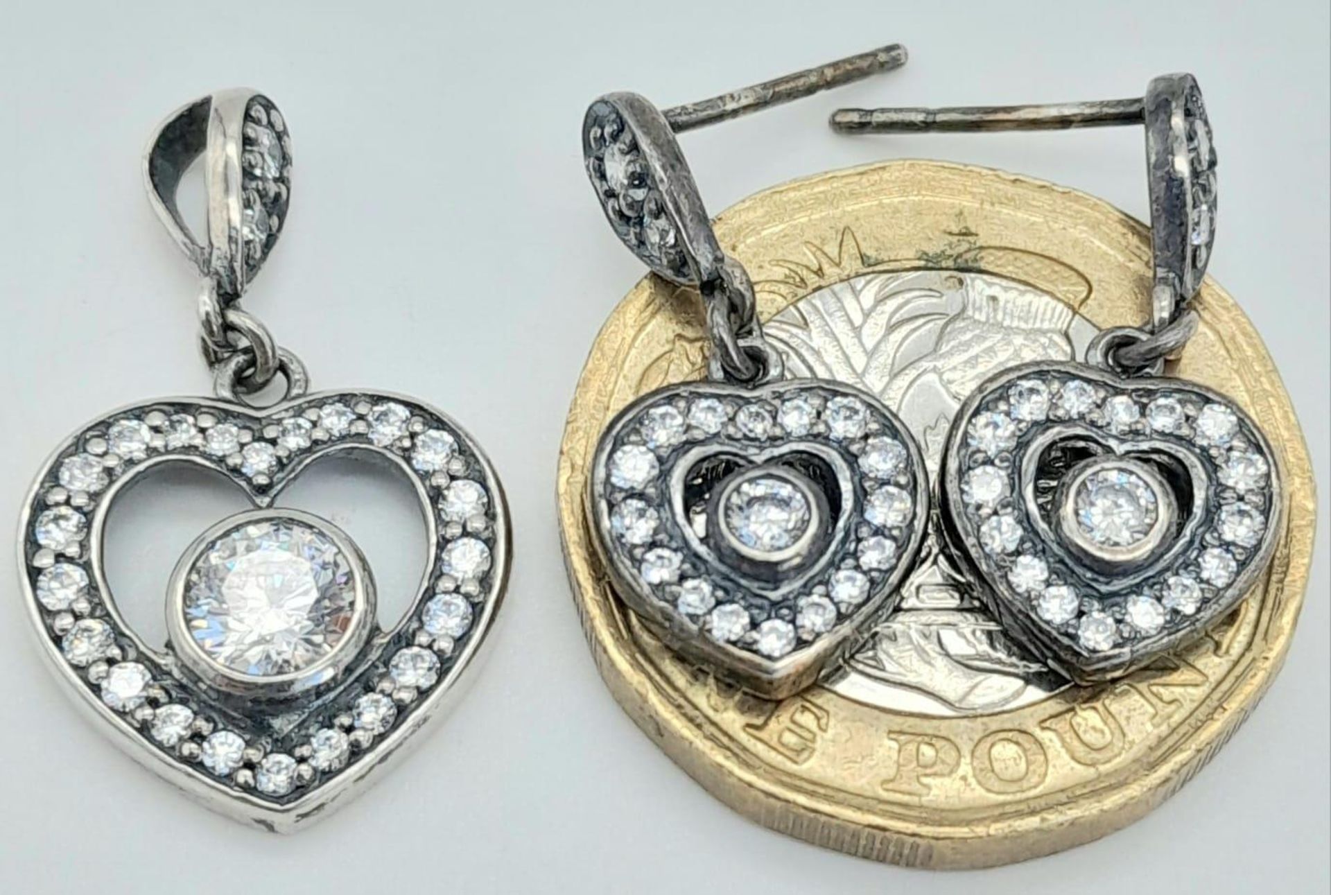 A matching set of fancy 925 silver stone set with heart shape decoration jewellery: A pendant, a - Bild 2 aus 5