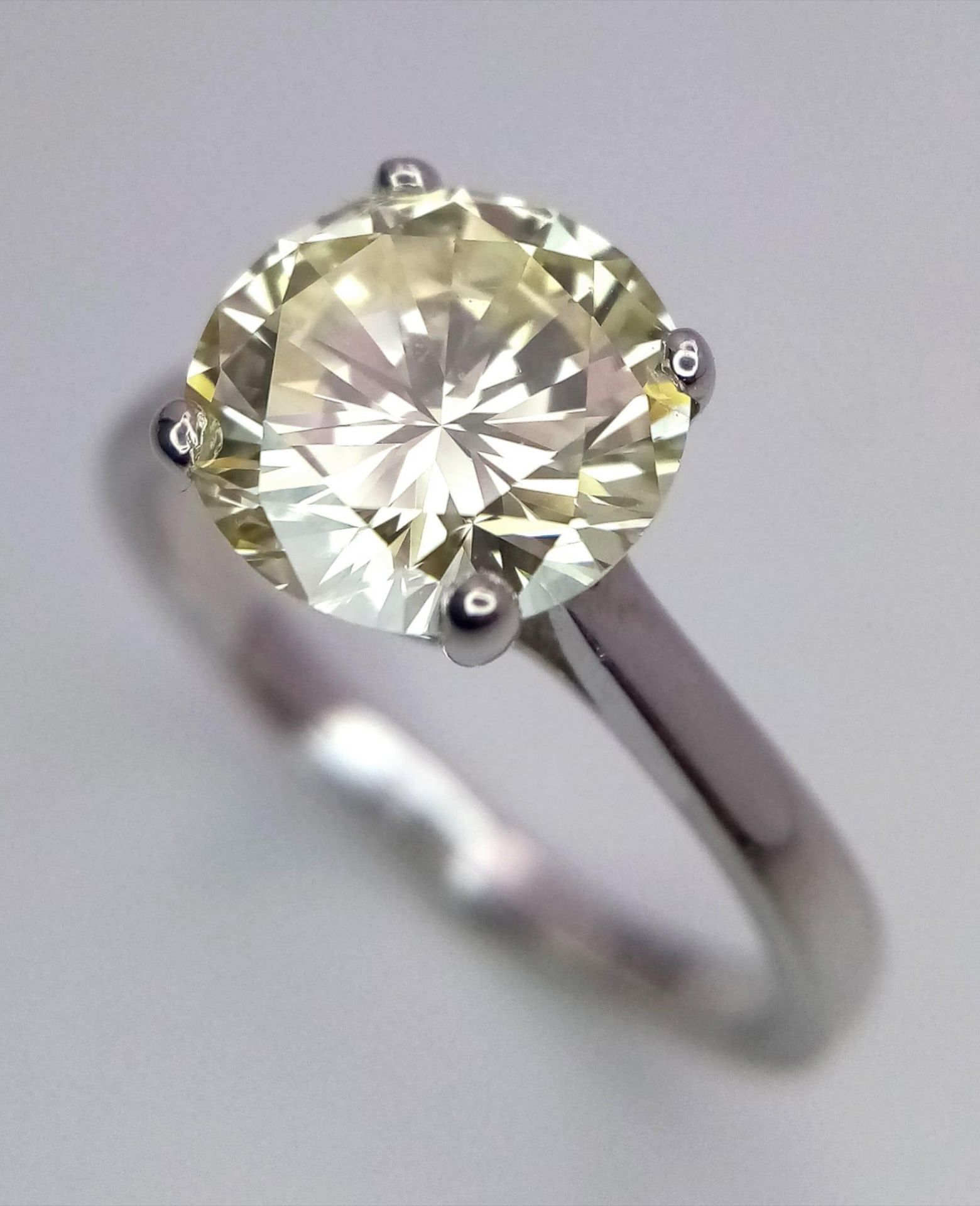 An 18K White Gold and 2.47ct VVS Yellow Diamond Ring. A brilliant round cut dancing centrepiece - - Bild 4 aus 8