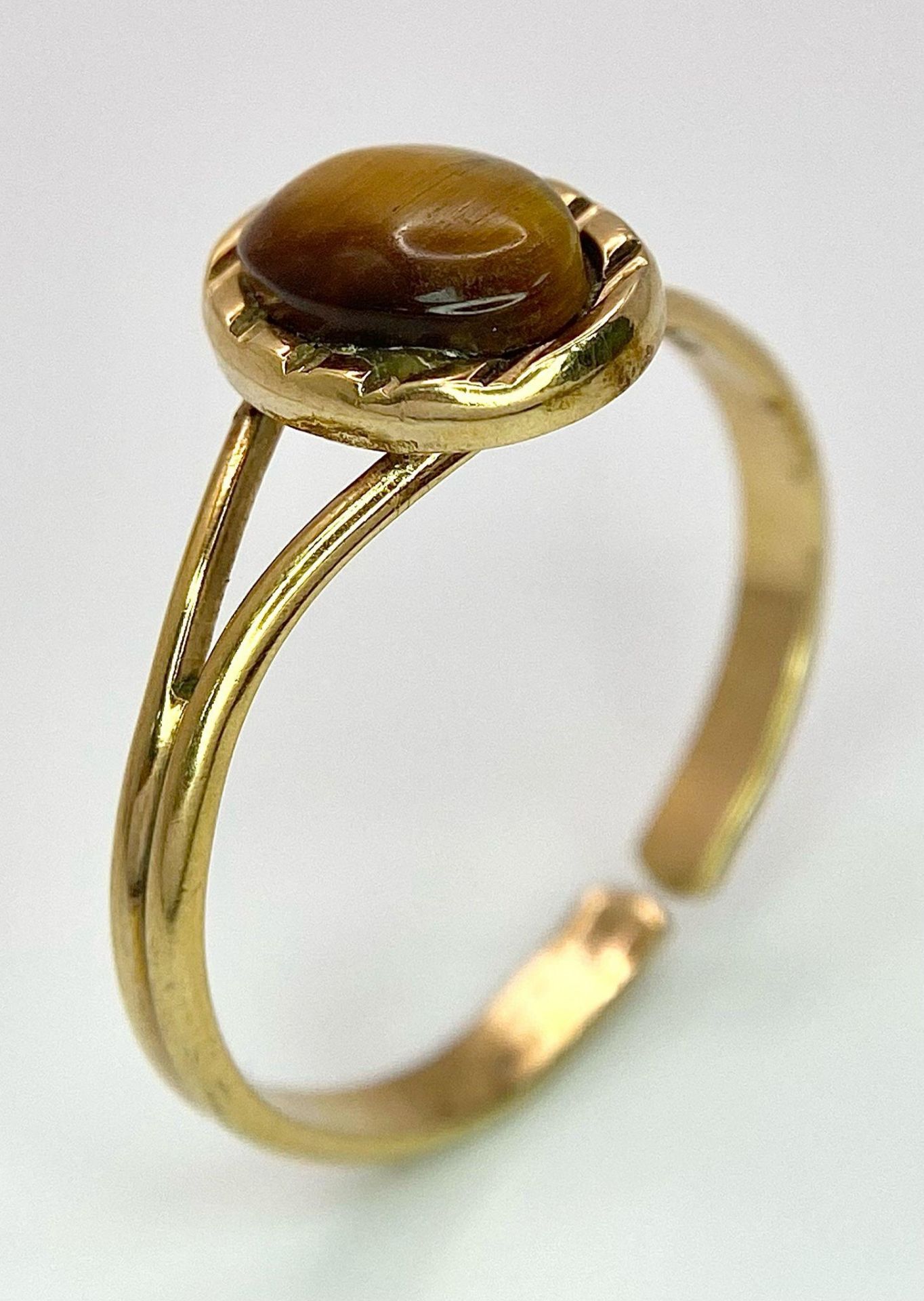 A 9K GOLD ADJUSTABLE RING WITH TIGERS EYE STONE . 2.4gms one size - Bild 3 aus 5